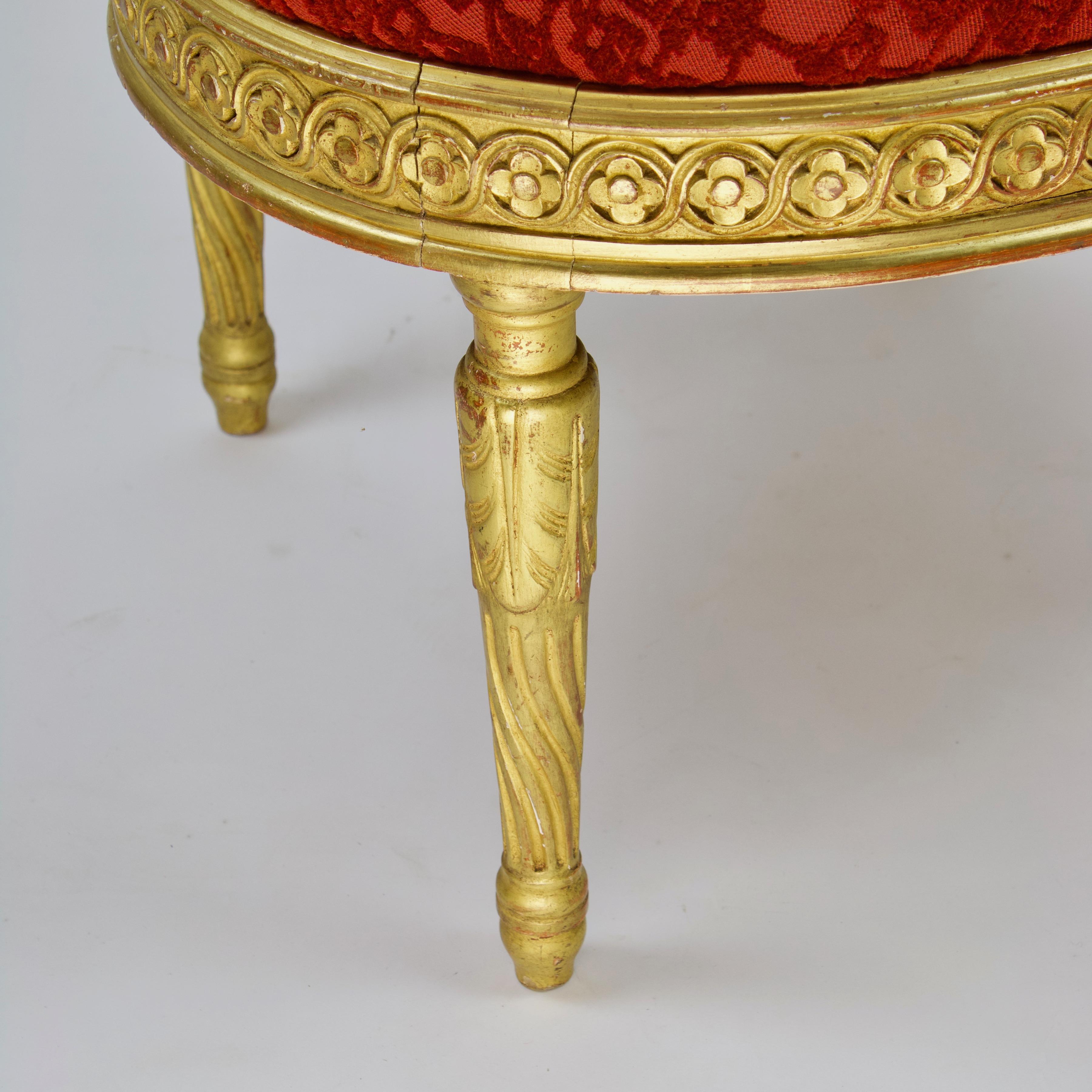 Paar Beistellstühle aus vergoldetem Holz im Louis-XVI-Stil des 19. Jahrhunderts (Geschnitzt) im Angebot