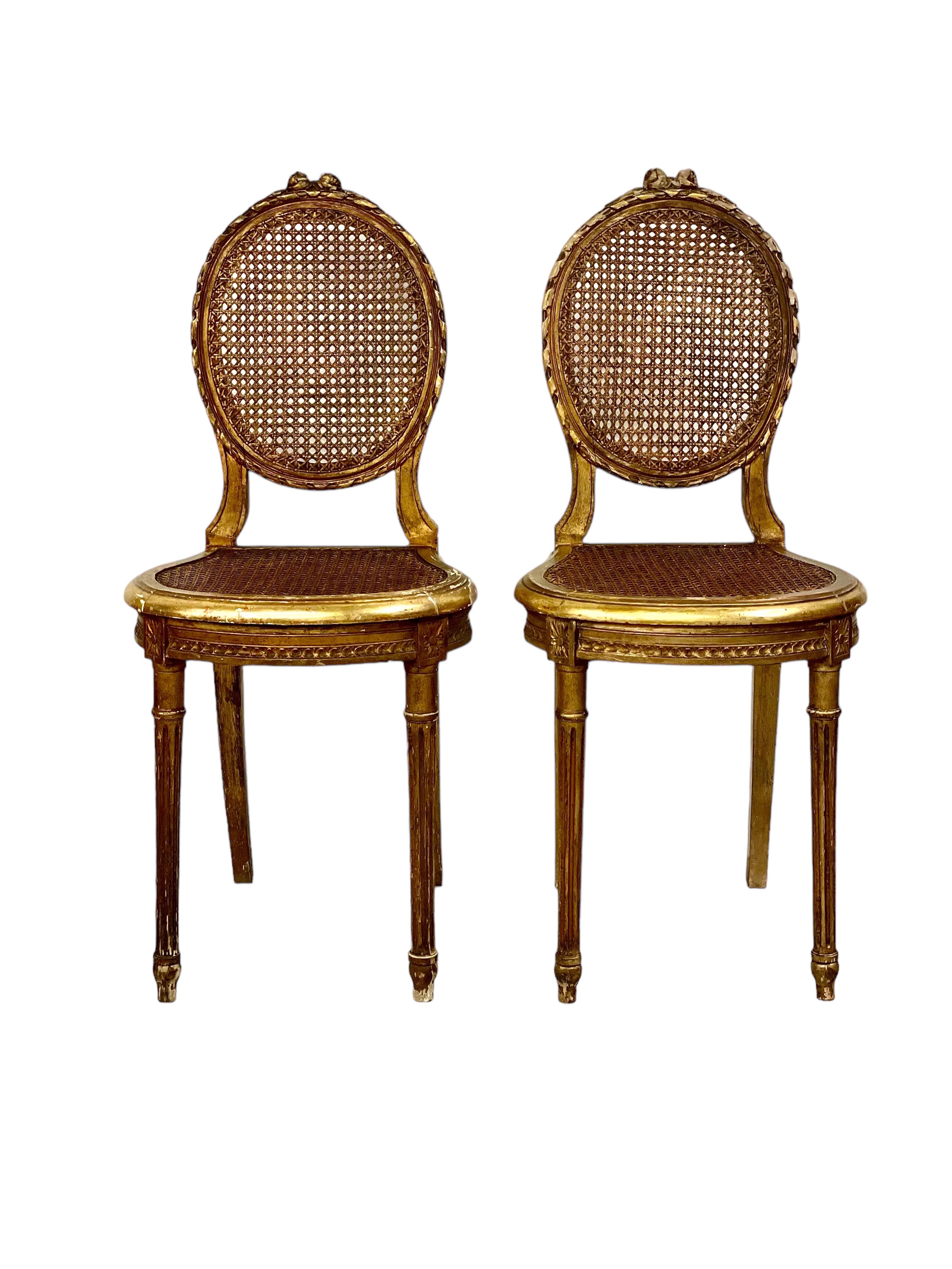 Paire de chaises Louis XVI en bois doré en vente 4