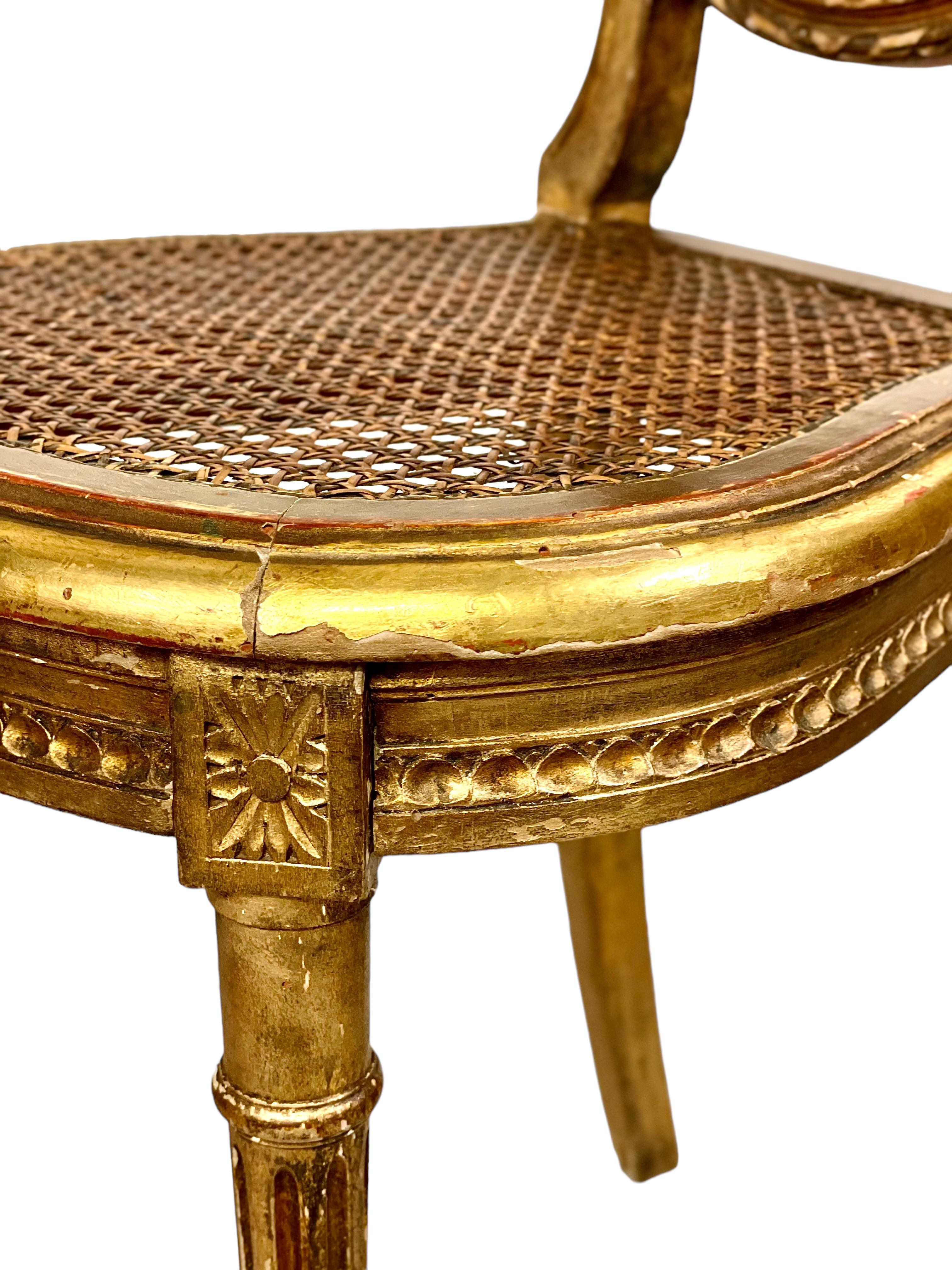Canne Paire de chaises Louis XVI en bois doré en vente