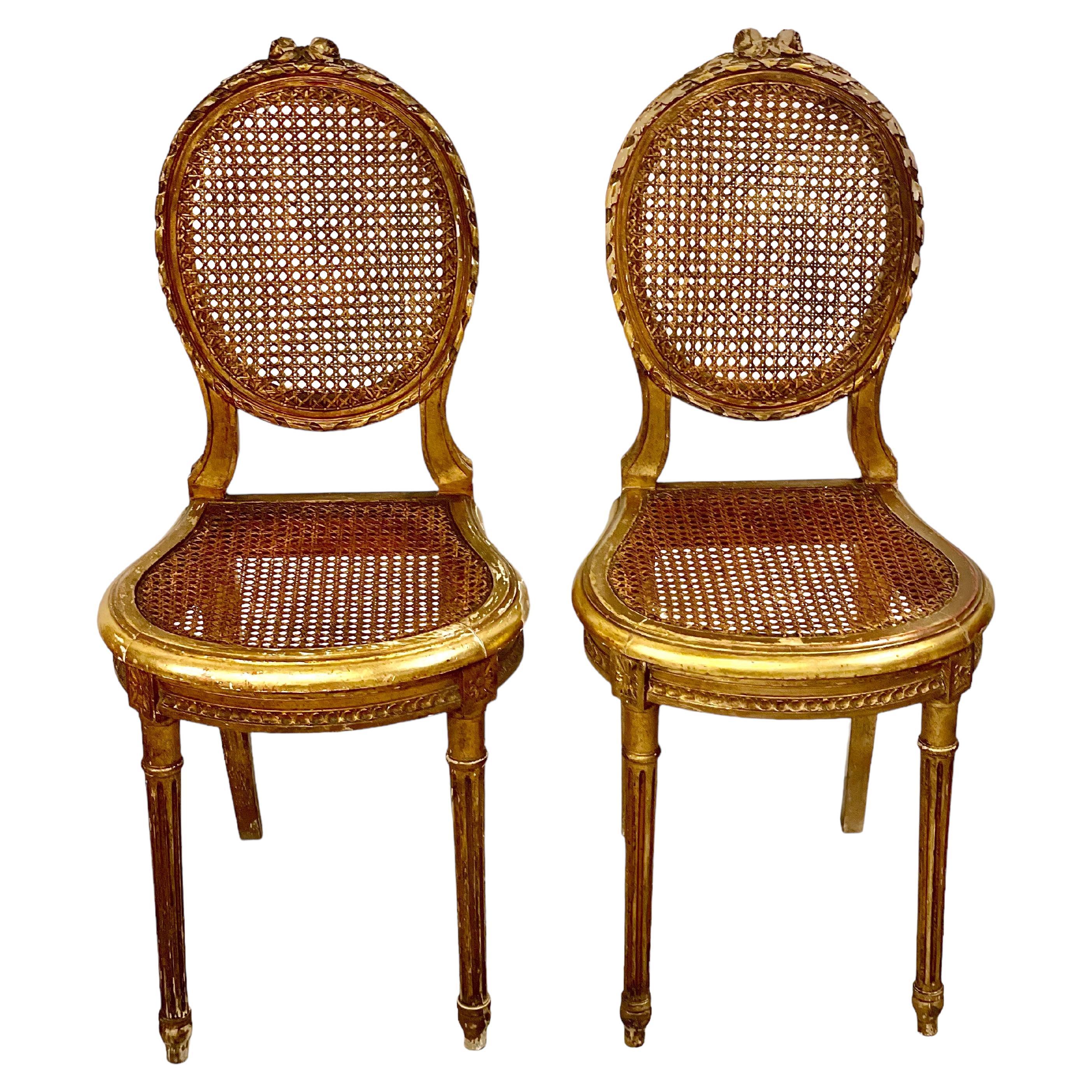 Paire de chaises Louis XVI en bois doré en vente