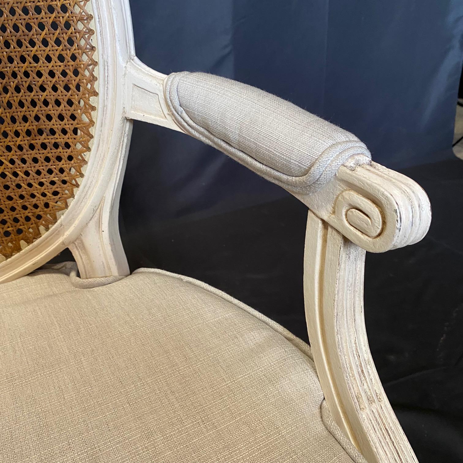 Paire de fauteuils Louis XVI peints et cannés du 19ème siècle avec tapisserie neuve en vente 4