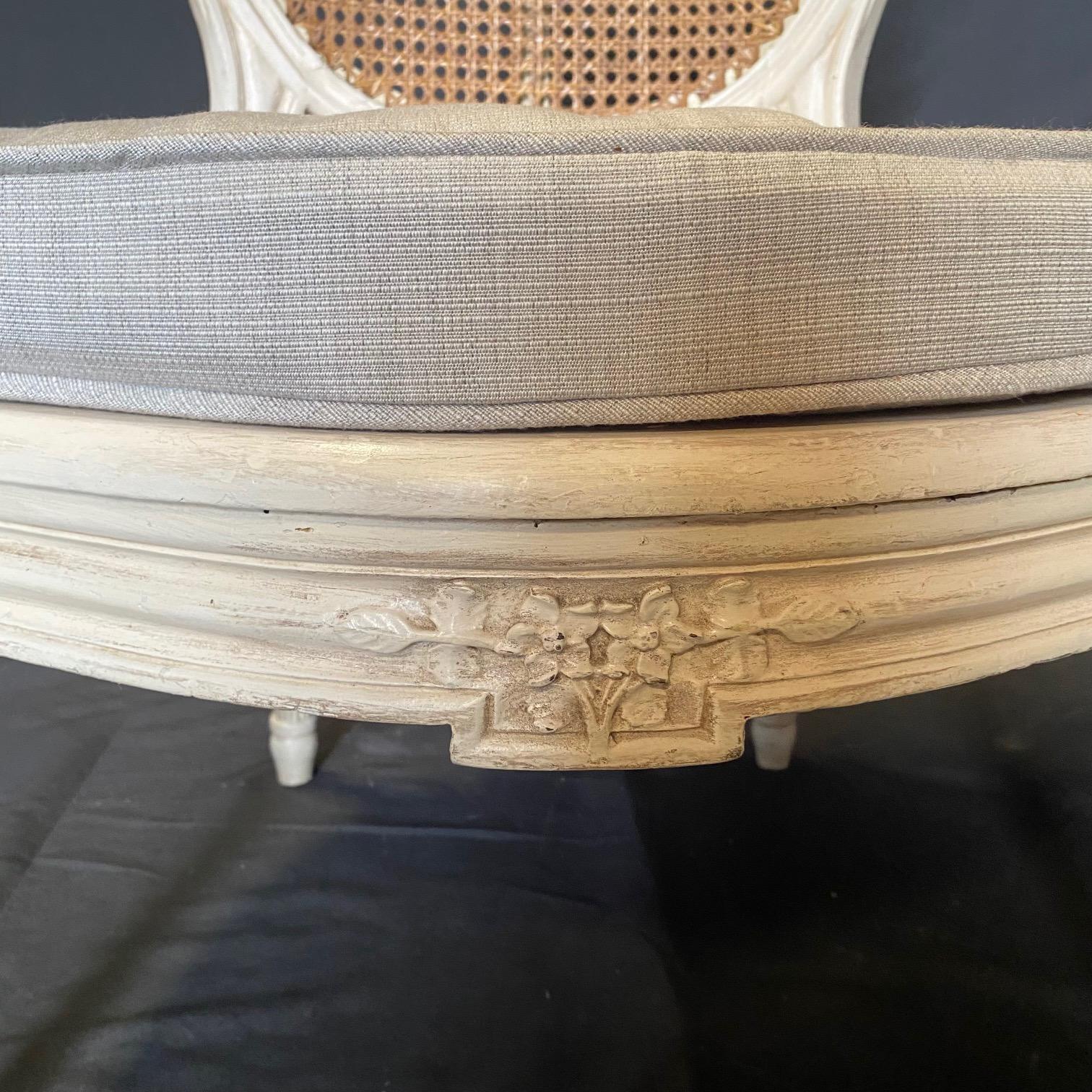 Paire de fauteuils Louis XVI peints et cannés du 19ème siècle avec tapisserie neuve en vente 5