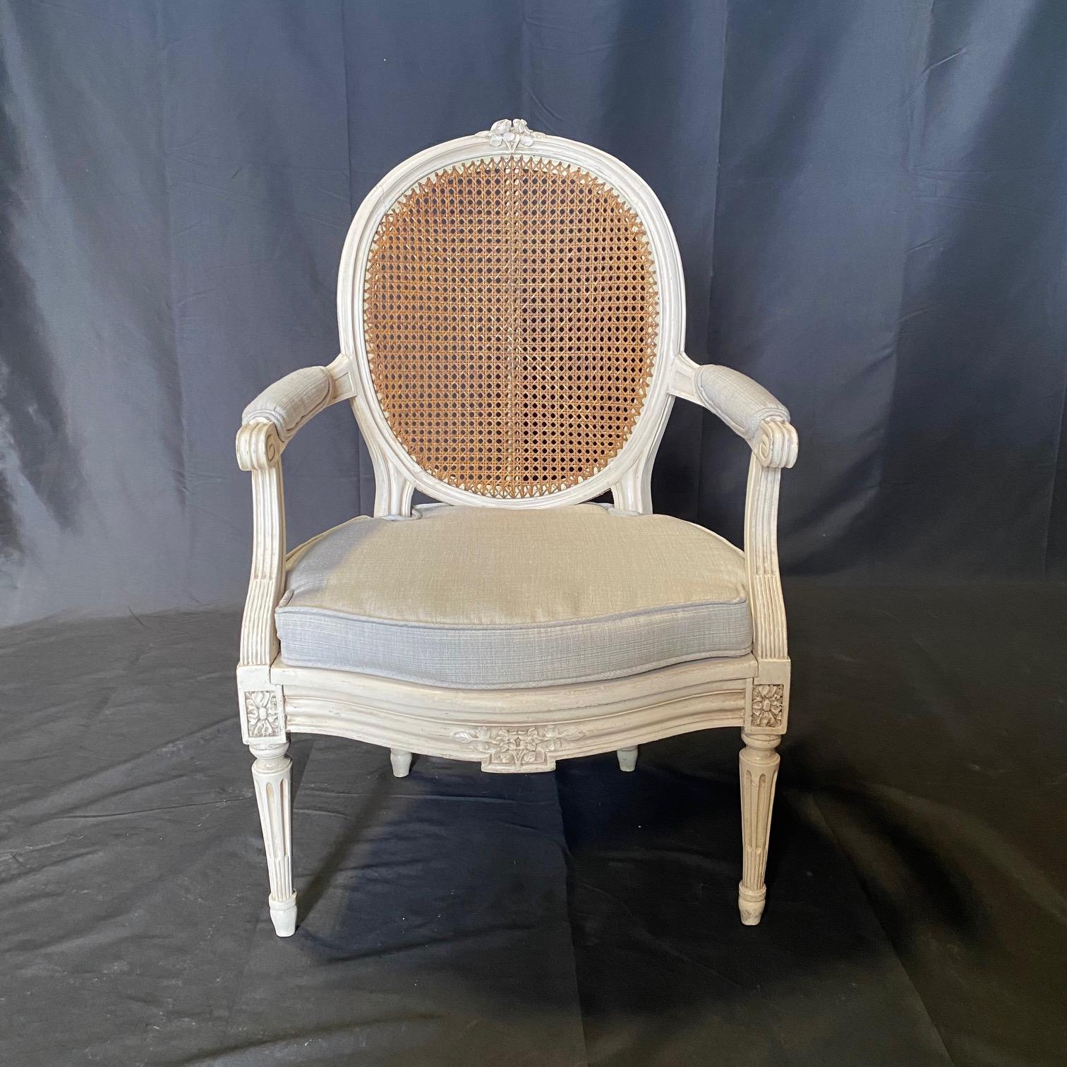 Paire de fauteuils Louis XVI peints et cannés du 19ème siècle avec tapisserie neuve en vente 6