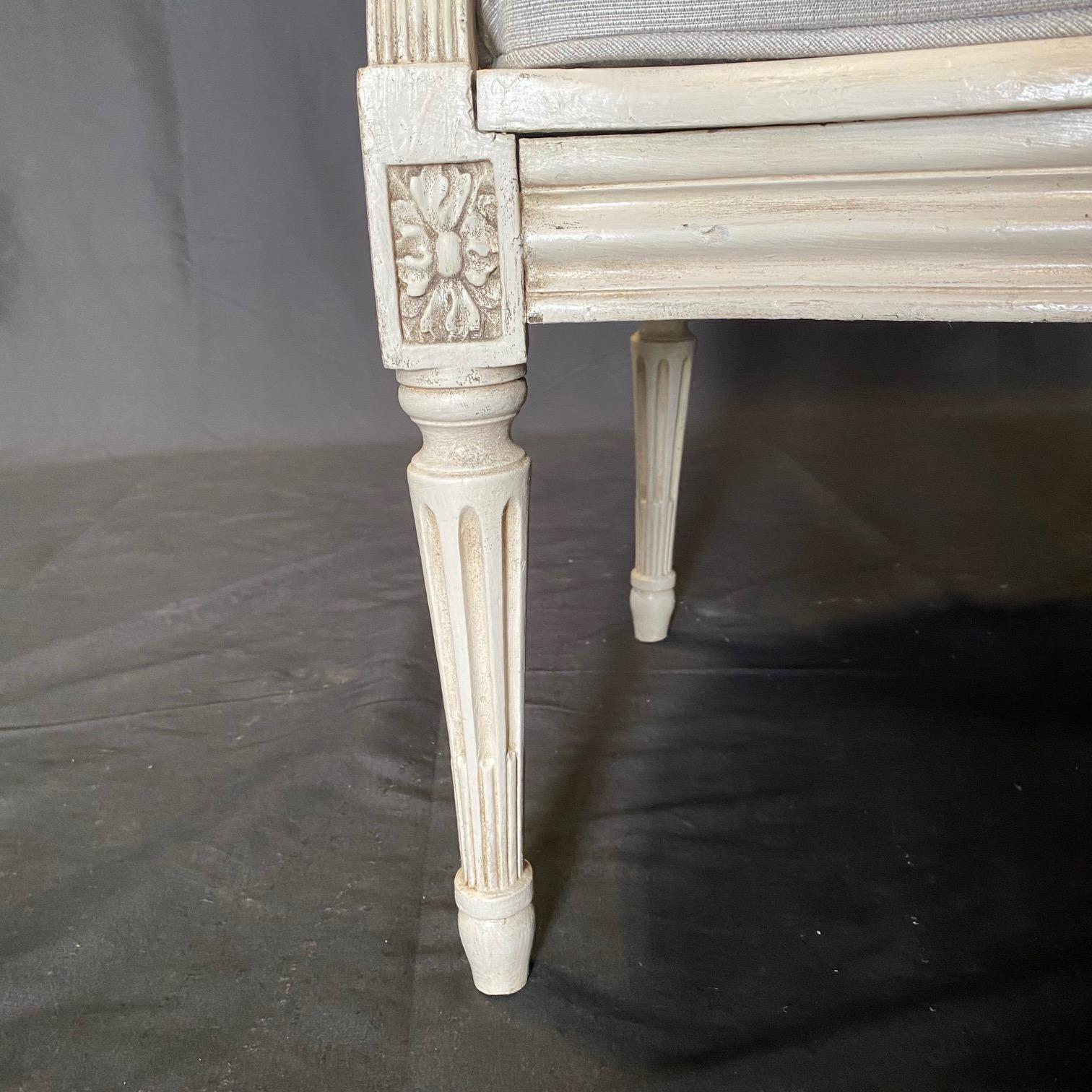 Français Paire de fauteuils Louis XVI peints et cannés du 19ème siècle avec tapisserie neuve en vente