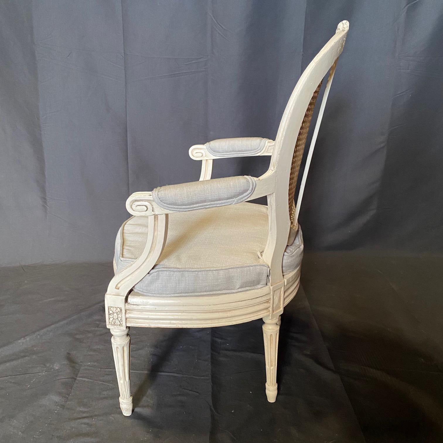 Paire de fauteuils Louis XVI peints et cannés du 19ème siècle avec tapisserie neuve Bon état - En vente à Hopewell, NJ