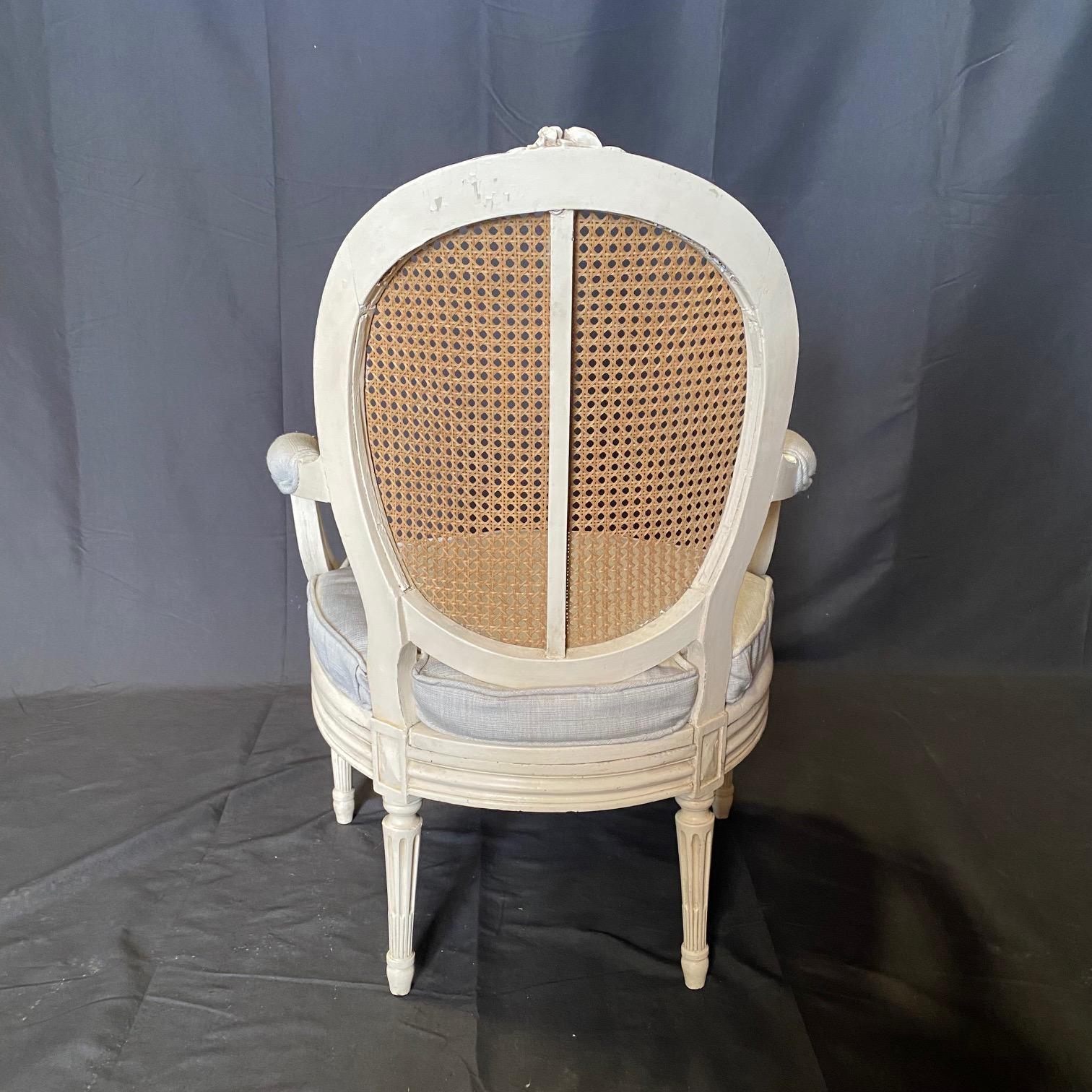 XIXe siècle Paire de fauteuils Louis XVI peints et cannés du 19ème siècle avec tapisserie neuve en vente