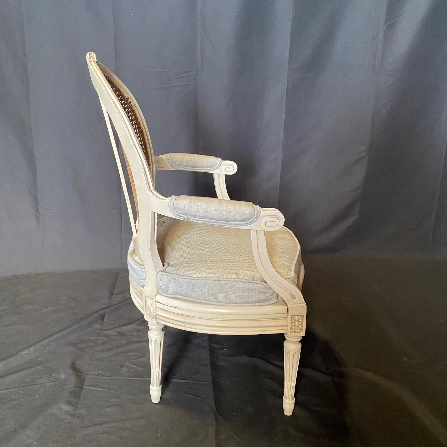 Tissu d'ameublement Paire de fauteuils Louis XVI peints et cannés du 19ème siècle avec tapisserie neuve en vente