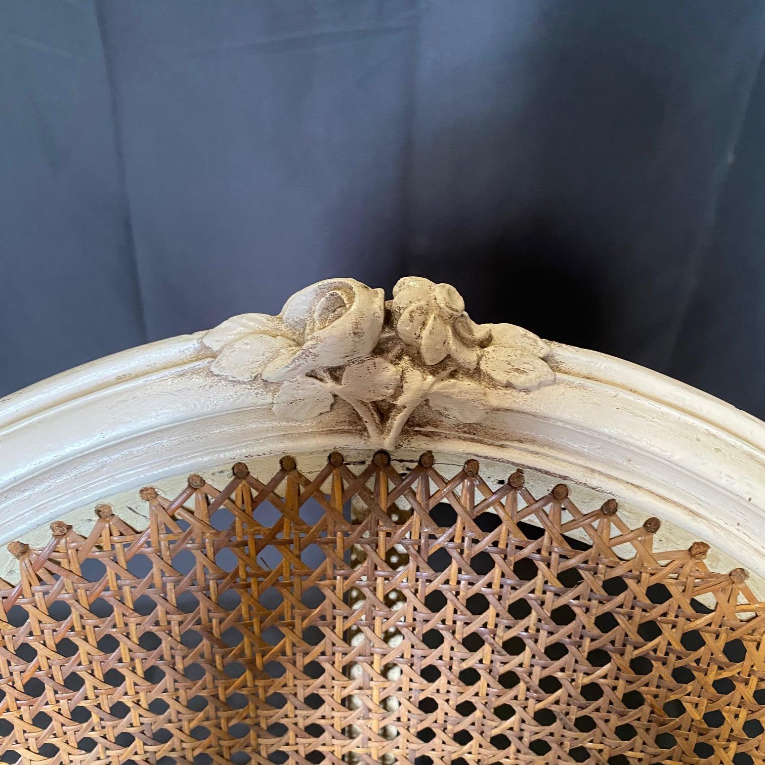 Paire de fauteuils Louis XVI peints et cannés du 19ème siècle avec tapisserie neuve en vente 1