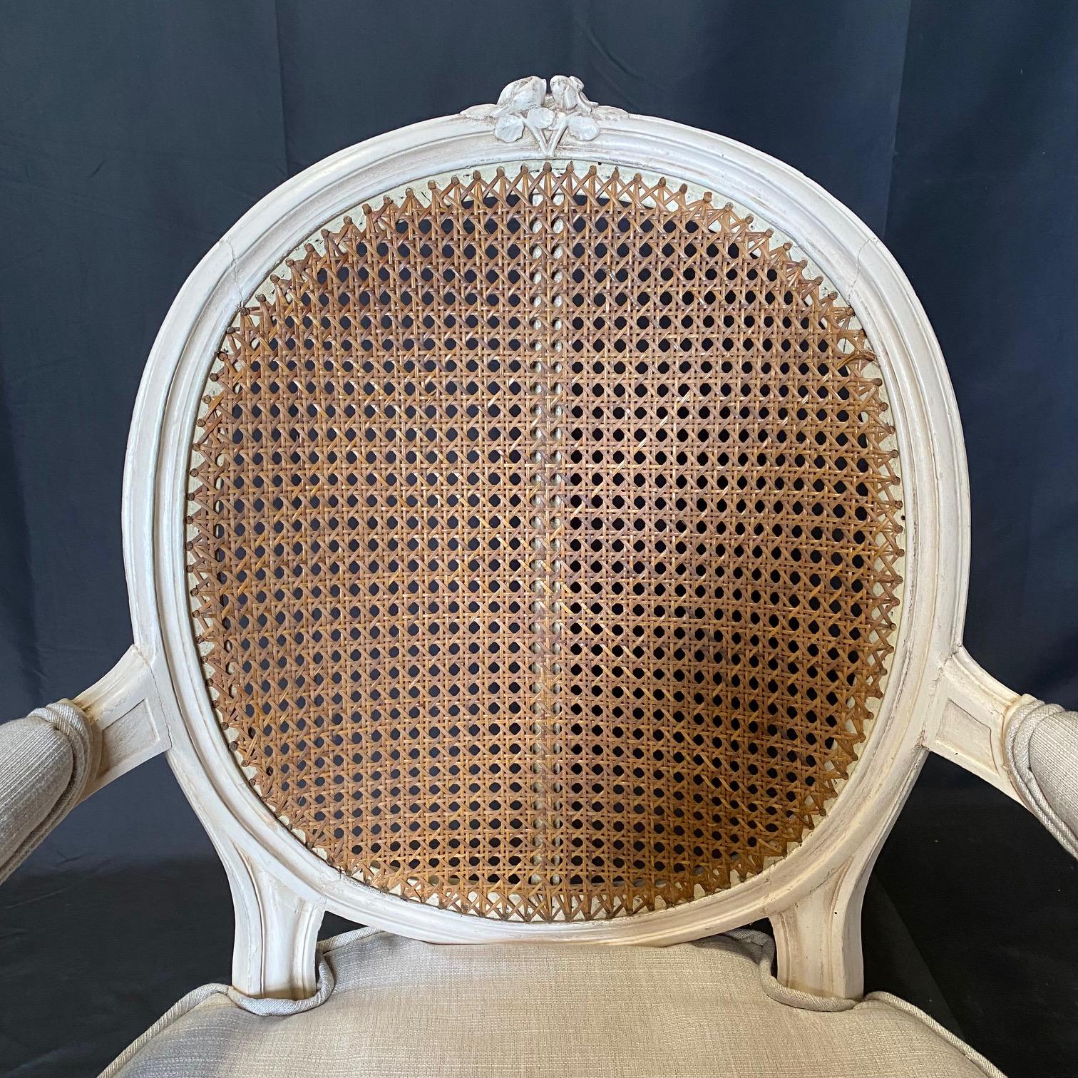 Paire de fauteuils Louis XVI peints et cannés du 19ème siècle avec tapisserie neuve en vente 2