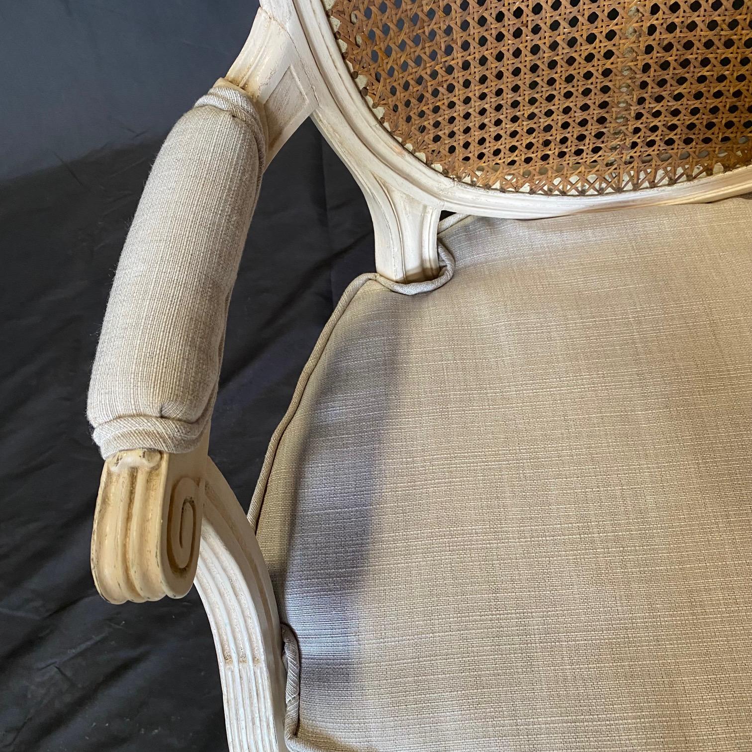Paire de fauteuils Louis XVI peints et cannés du 19ème siècle avec tapisserie neuve en vente 3