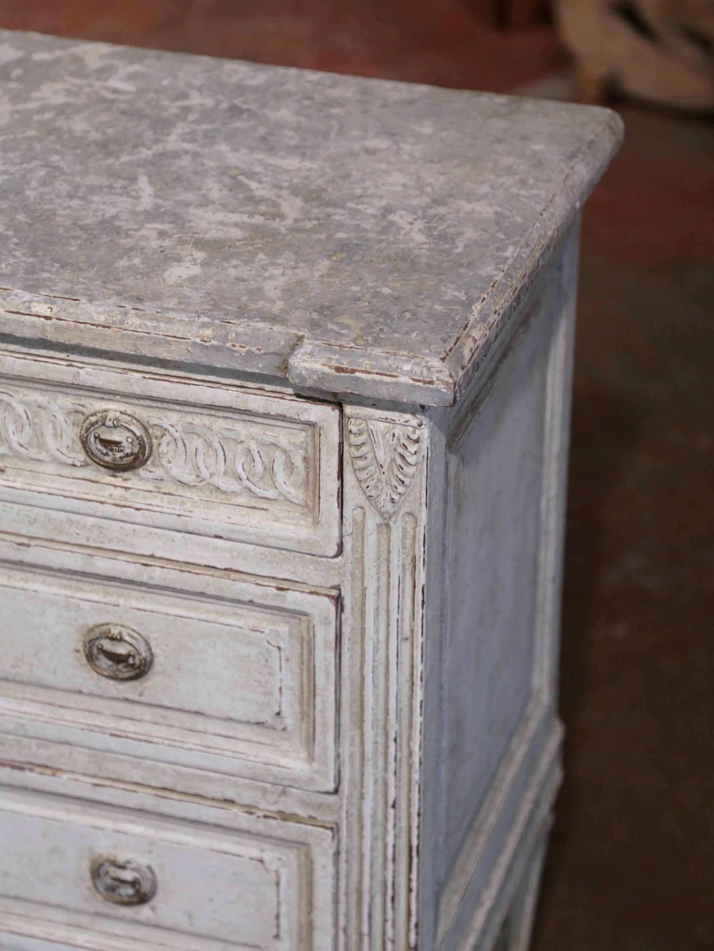 Paire de commodes peintes Louis XVI du 19ème siècle avec dessus en faux marbre 3