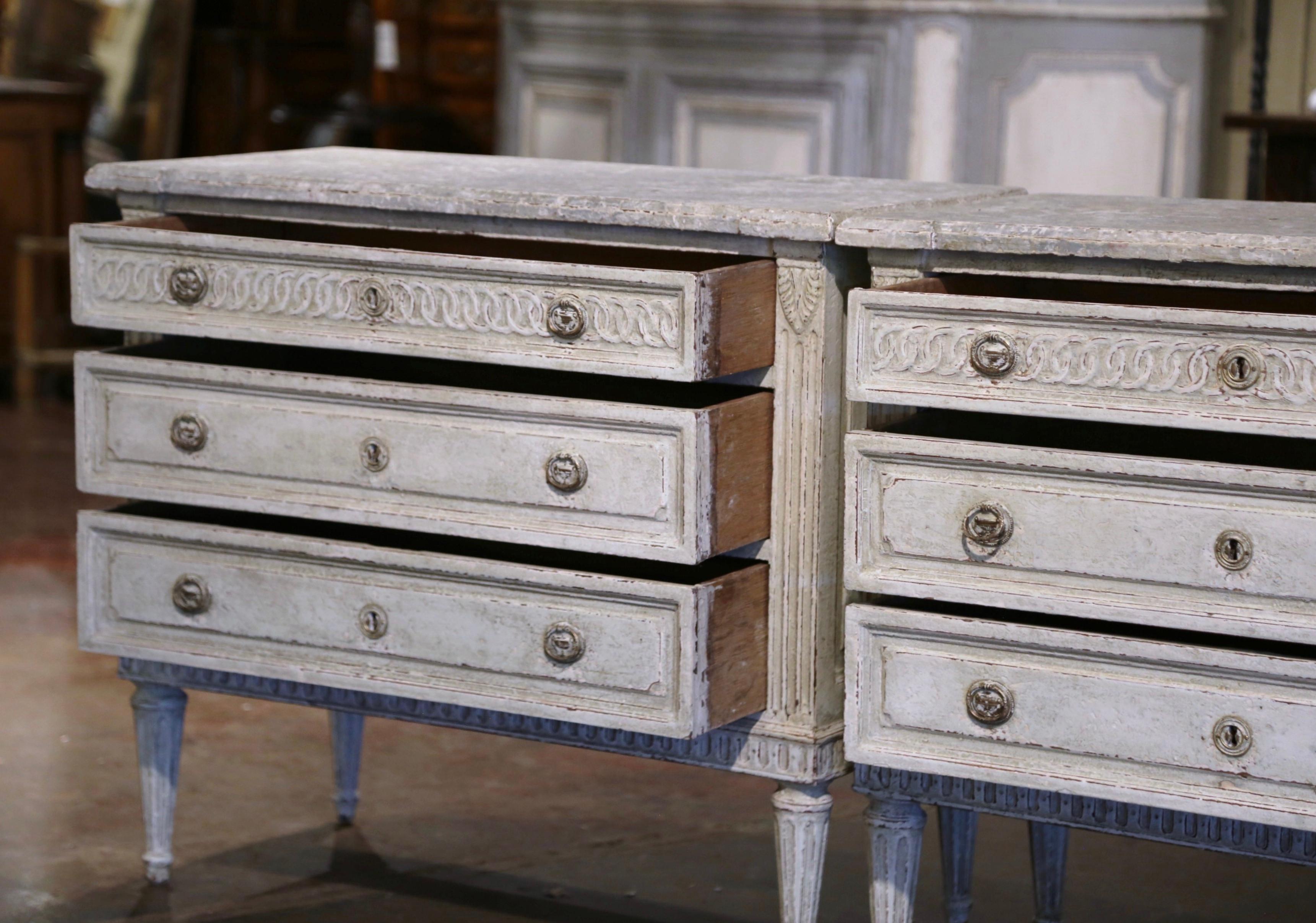 Paire de commodes peintes Louis XVI du 19ème siècle avec dessus en faux marbre 4