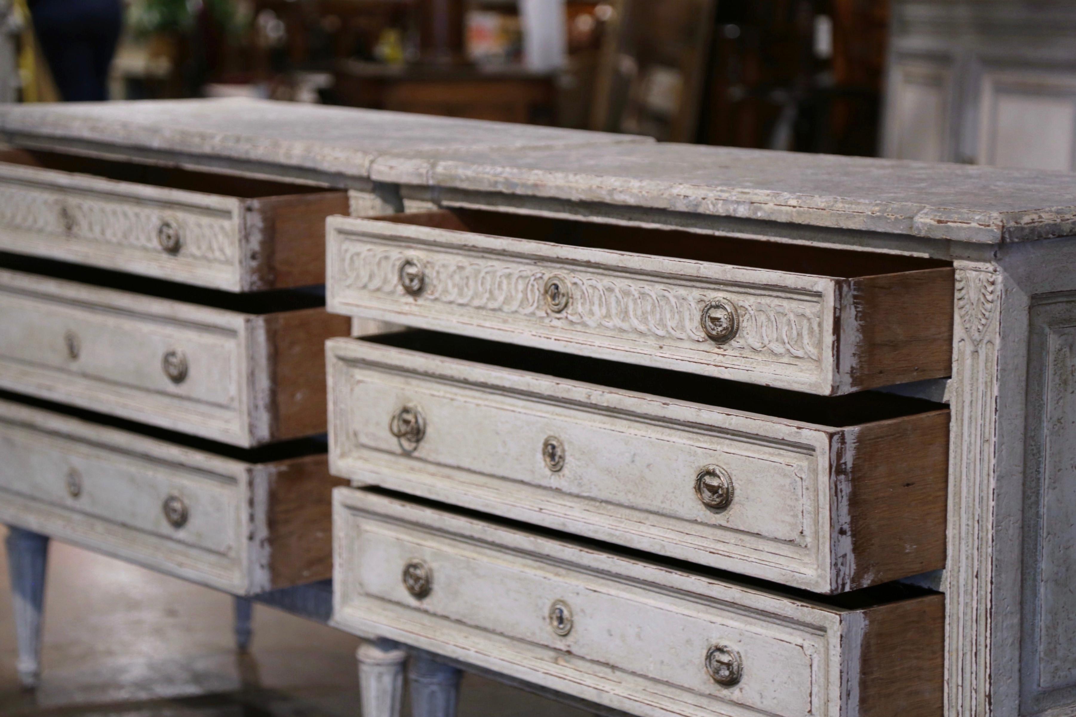 Paire de commodes peintes Louis XVI du 19ème siècle avec dessus en faux marbre 5