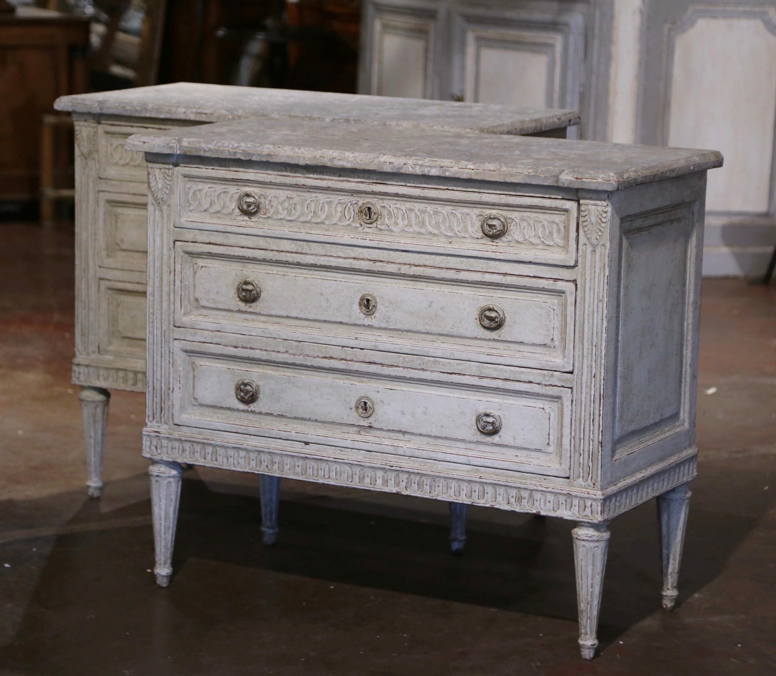 Paire de commodes peintes Louis XVI du 19ème siècle avec dessus en faux marbre 6