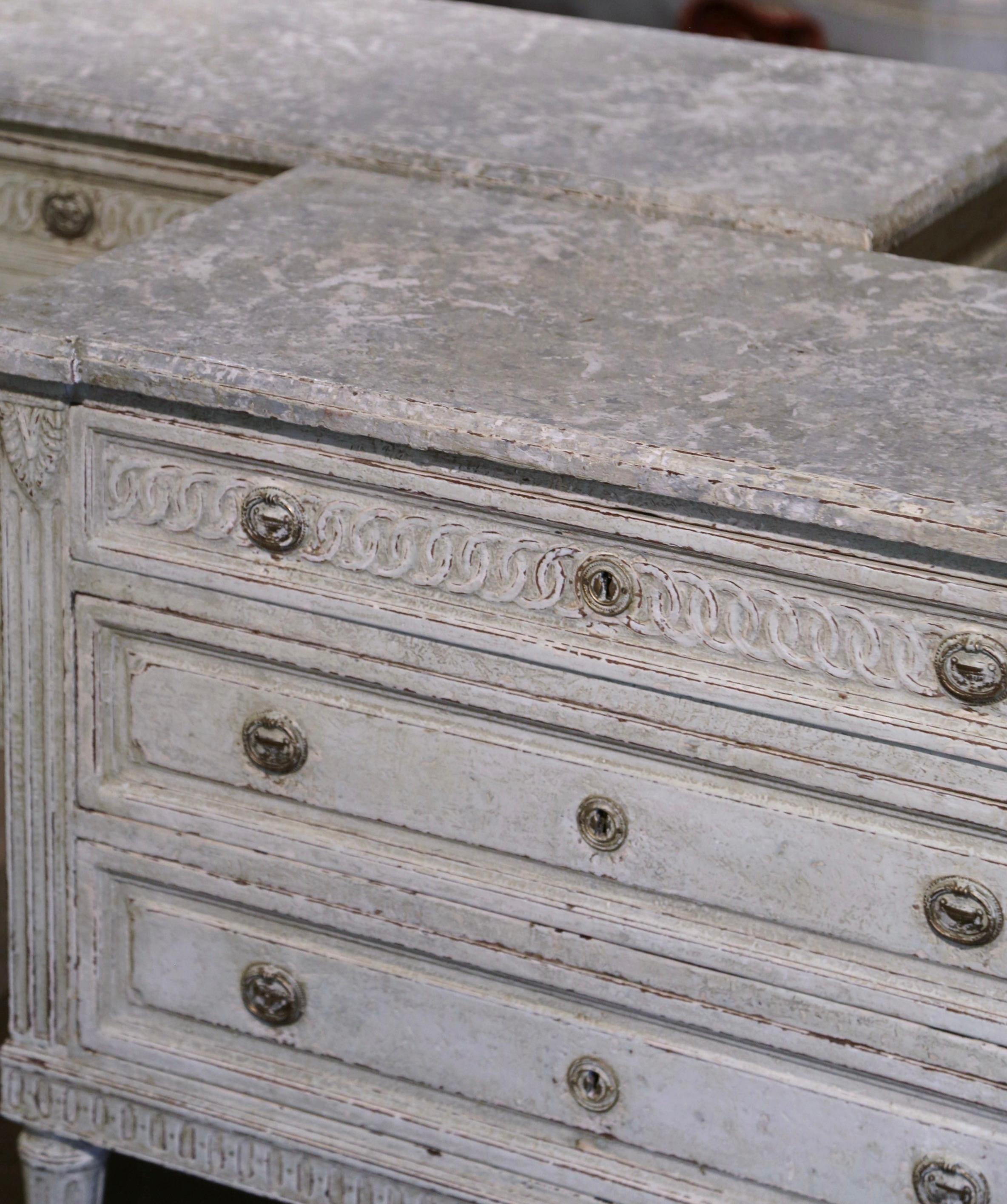 Paire de commodes peintes Louis XVI du 19ème siècle avec dessus en faux marbre 7