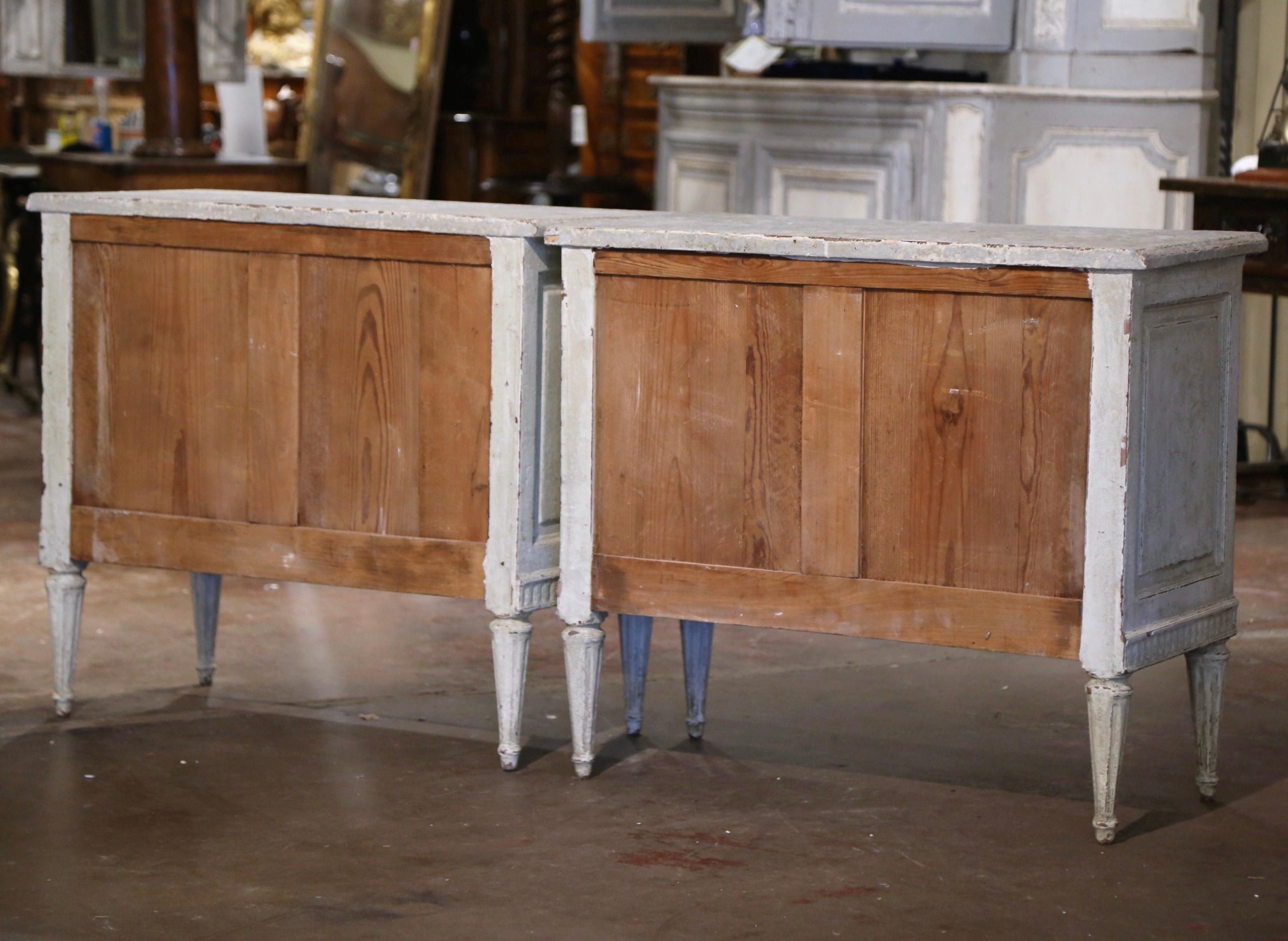 Paire de commodes peintes Louis XVI du 19ème siècle avec dessus en faux marbre 8