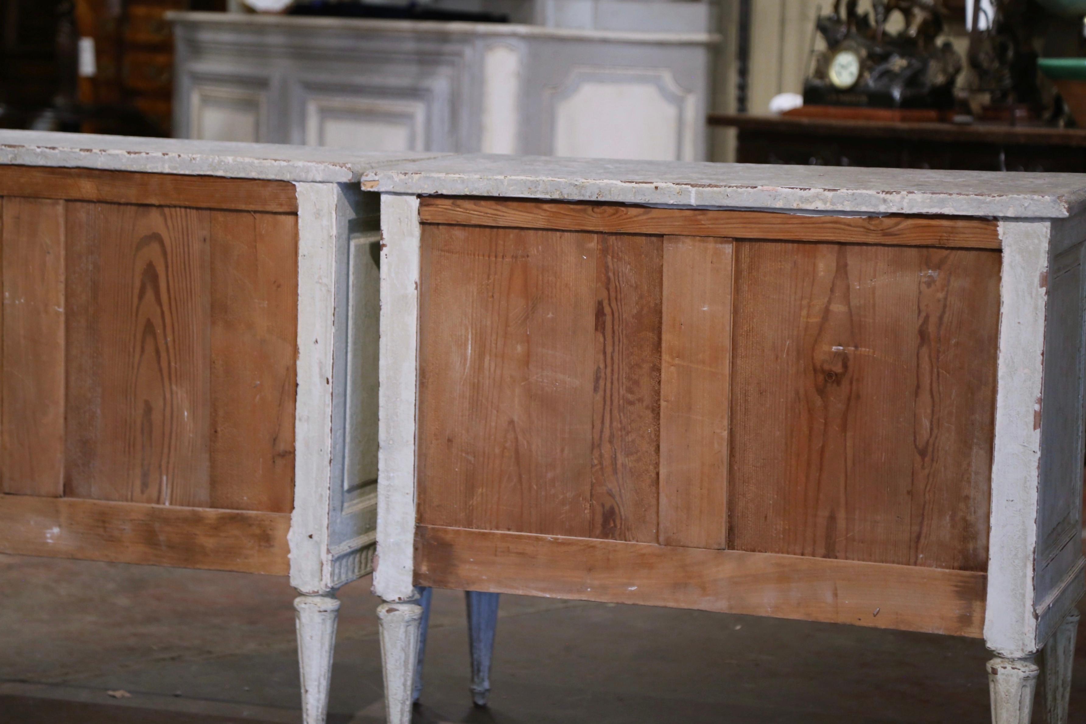 Paire de commodes peintes Louis XVI du 19ème siècle avec dessus en faux marbre 9