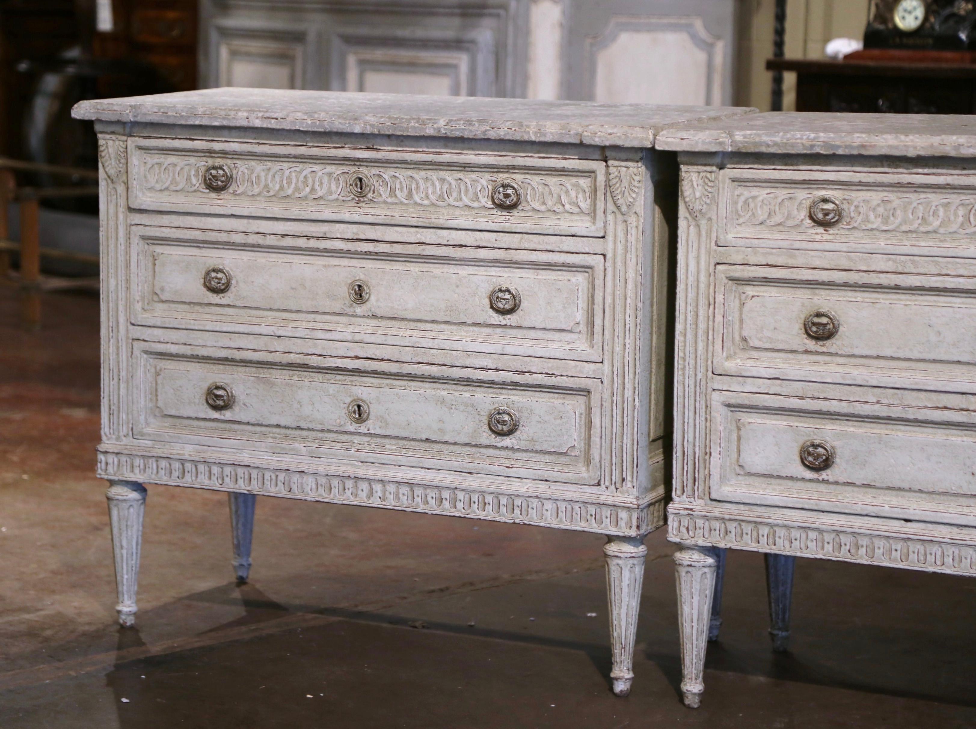 Français Paire de commodes peintes Louis XVI du 19ème siècle avec dessus en faux marbre