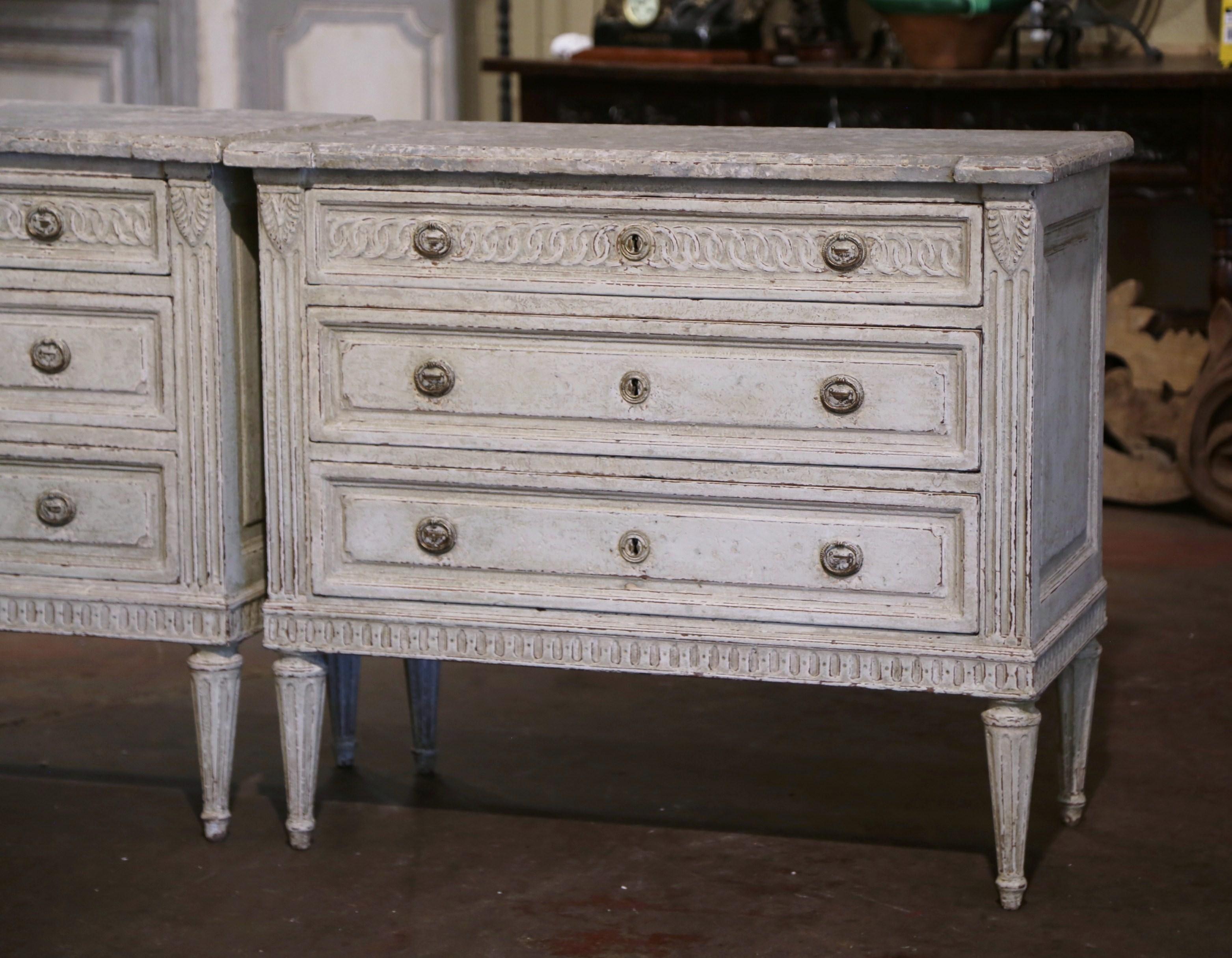 Sculpté à la main Paire de commodes peintes Louis XVI du 19ème siècle avec dessus en faux marbre