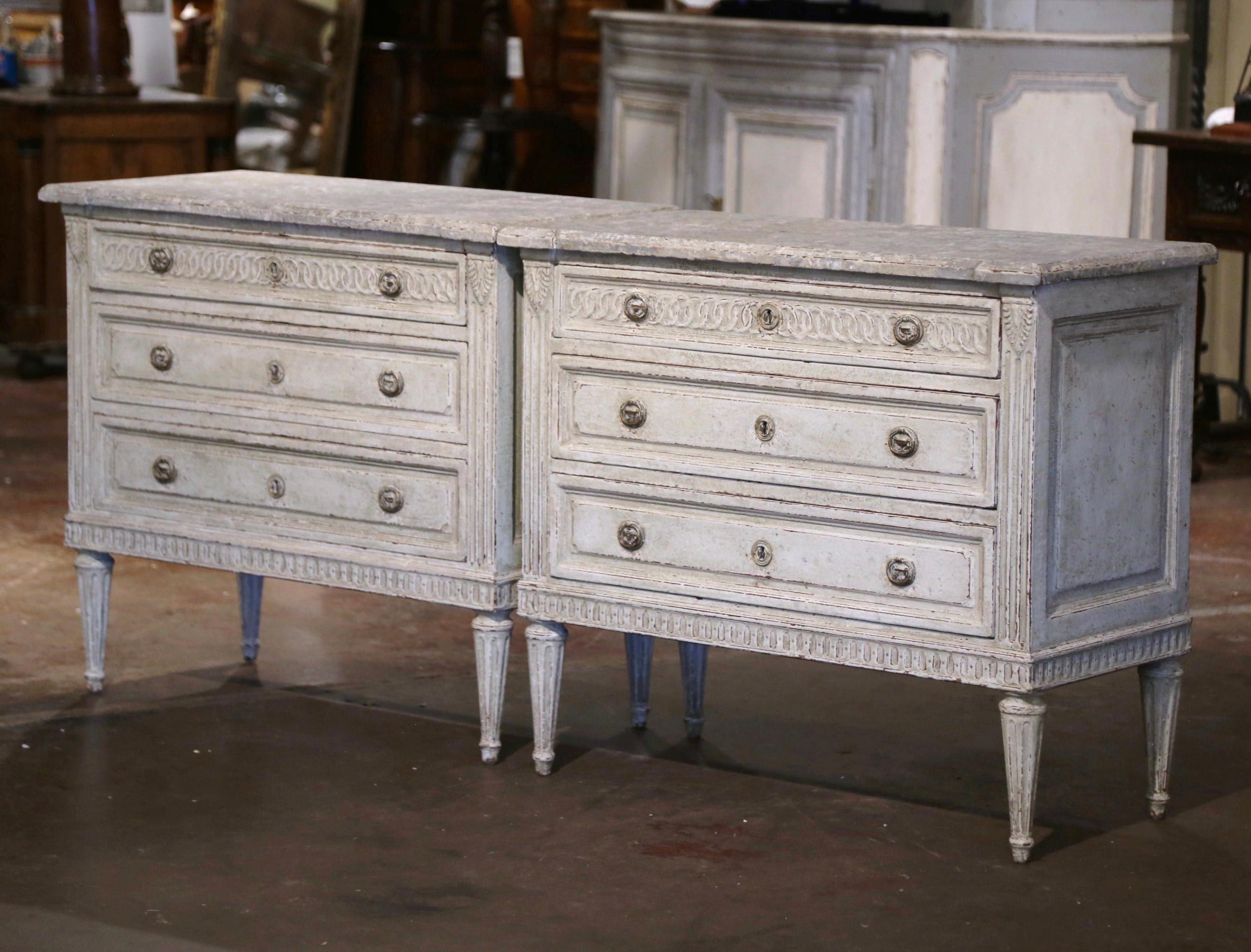 Paire de commodes peintes Louis XVI du 19ème siècle avec dessus en faux marbre Excellent état à Dallas, TX