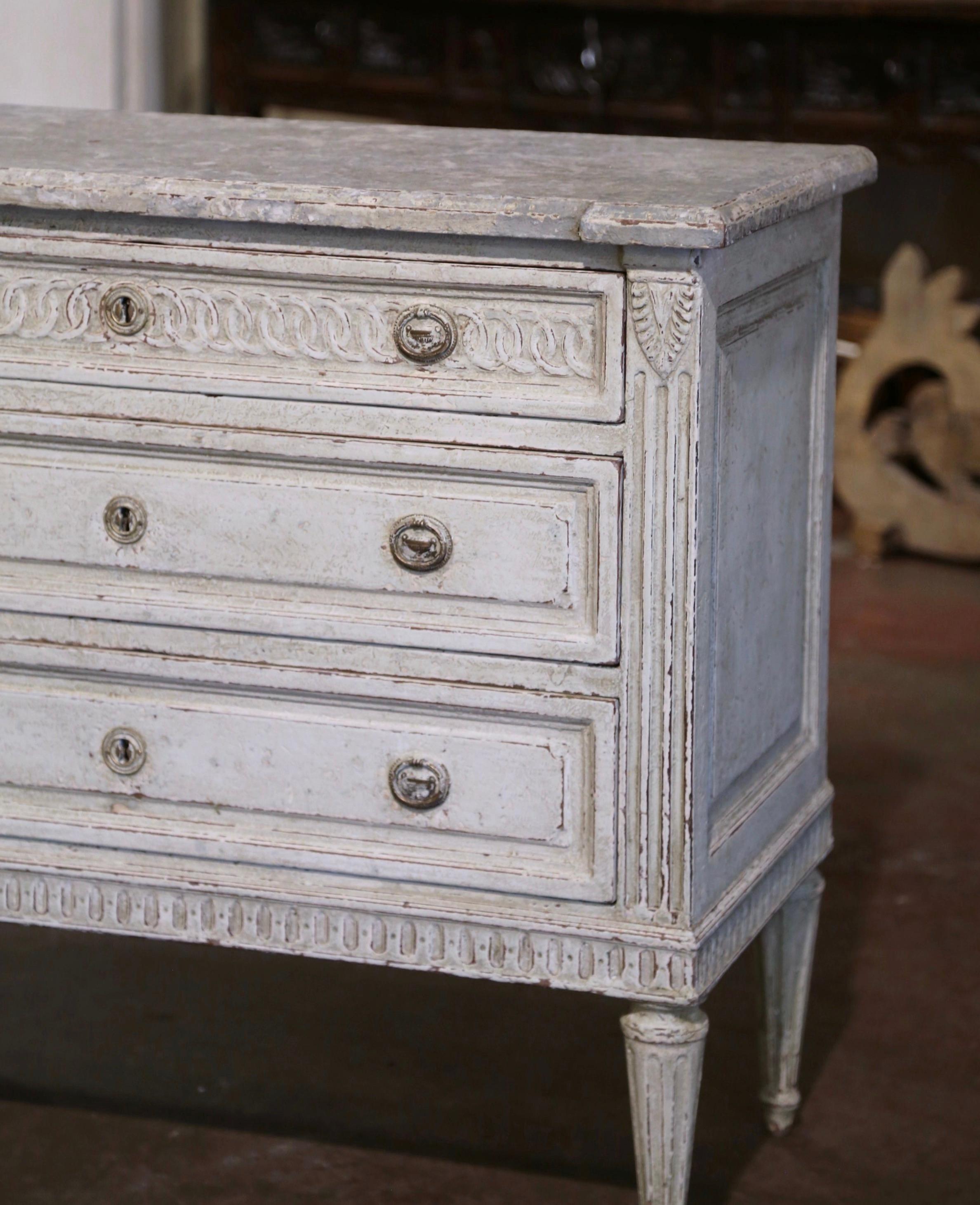XIXe siècle Paire de commodes peintes Louis XVI du 19ème siècle avec dessus en faux marbre