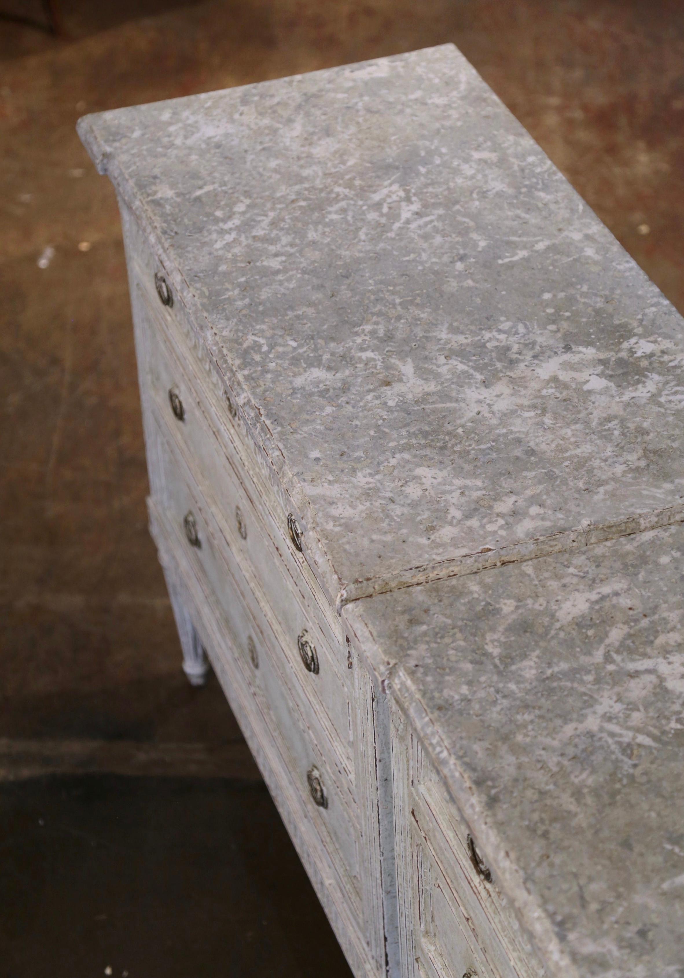 Paire de commodes peintes Louis XVI du 19ème siècle avec dessus en faux marbre 1