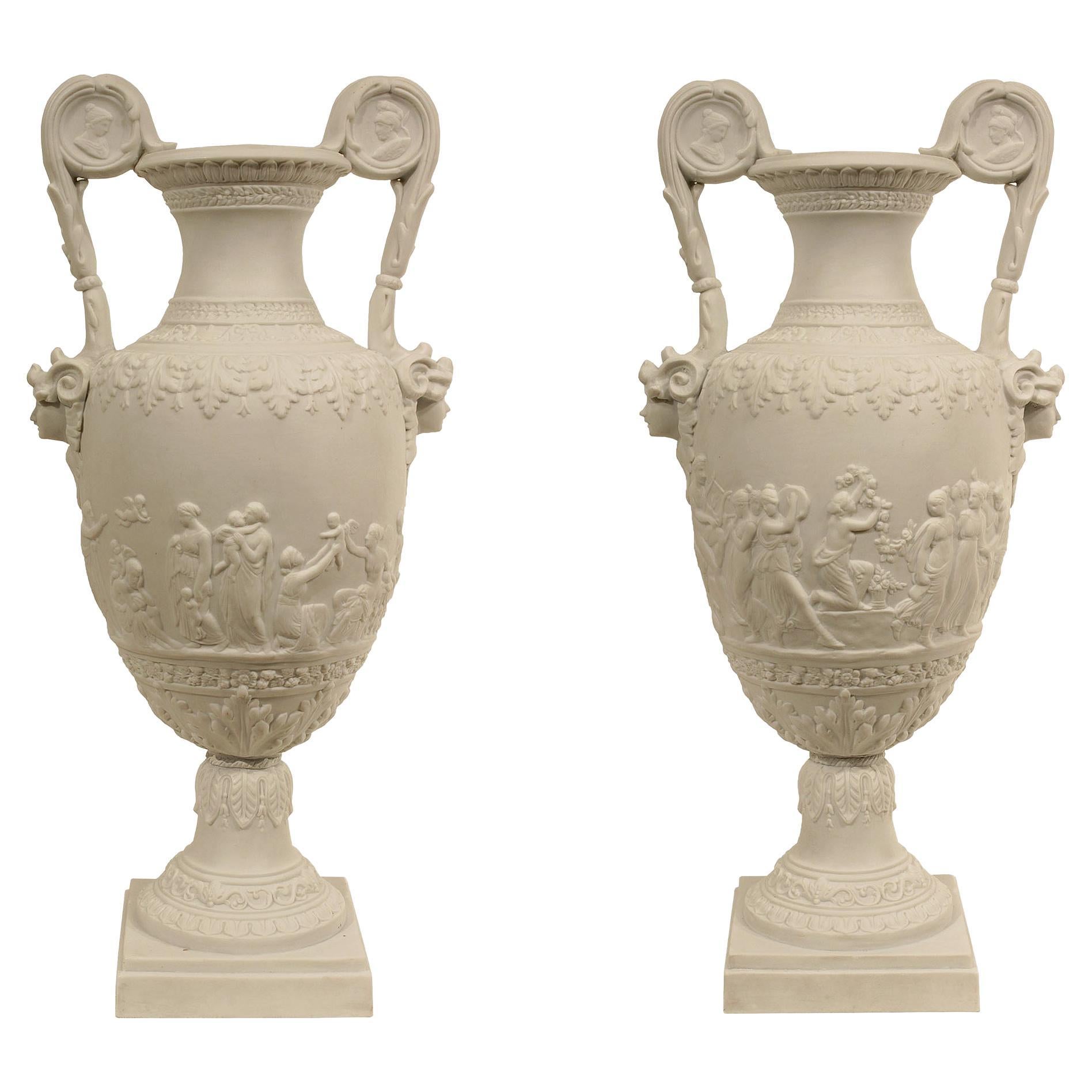 Paire d'urnes biscuit de Svres en porcelaine de style Louis XVI du 19ème siècle