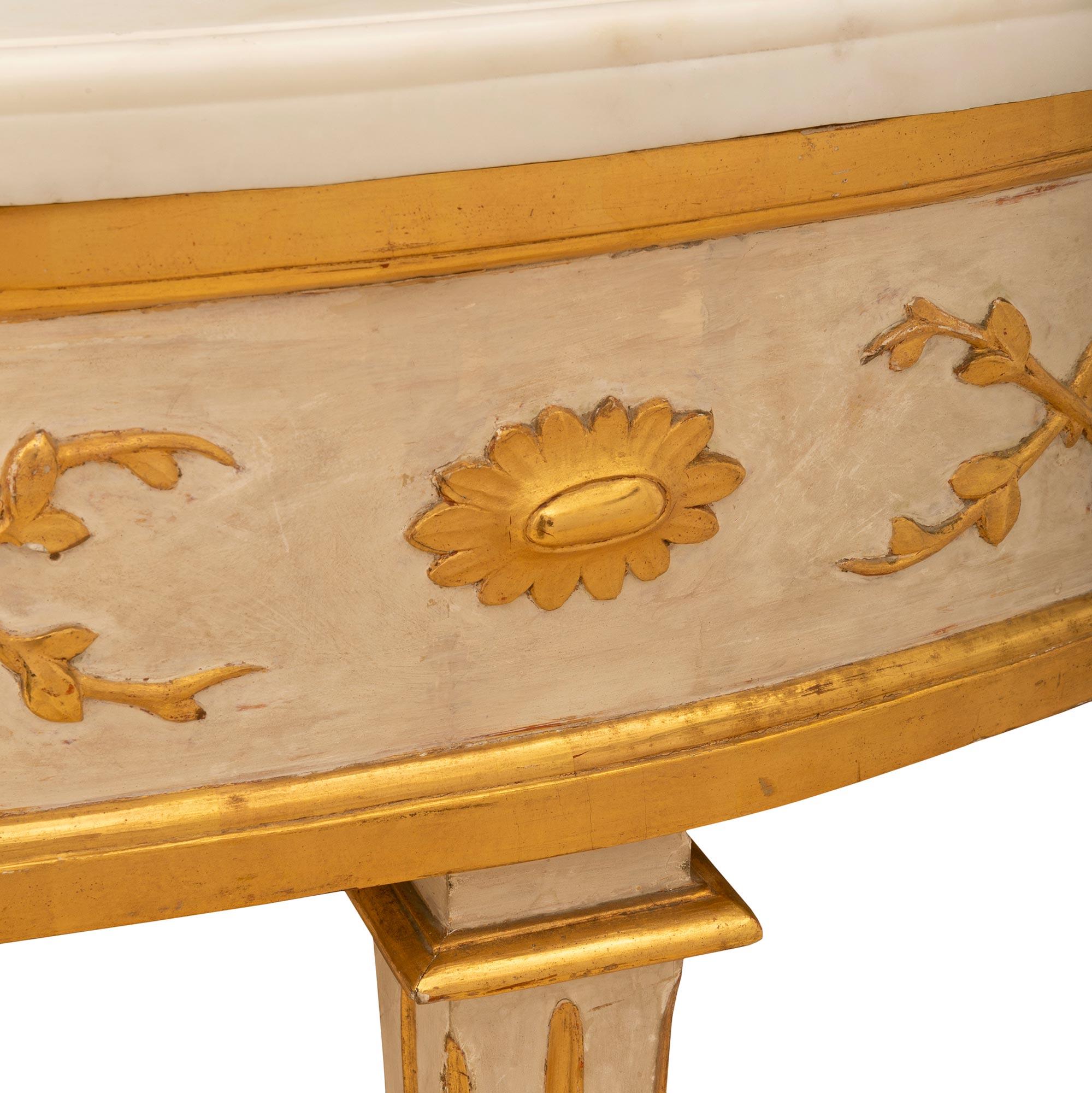 Paire de consoles de style Louis XVI du 19ème siècle en demi-lune patinée et dorée Bon état - En vente à West Palm Beach, FL