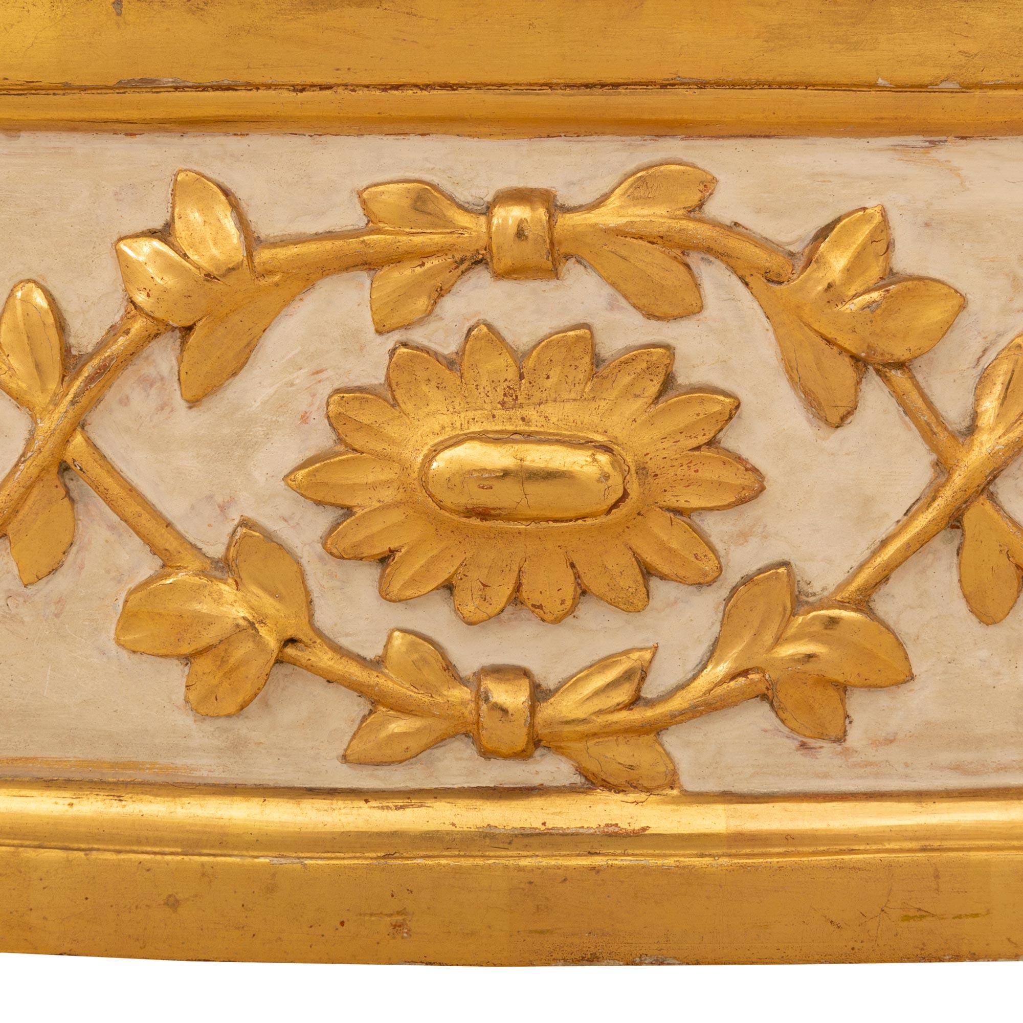 XIXe siècle Paire de consoles de style Louis XVI du 19ème siècle en demi-lune patinée et dorée en vente