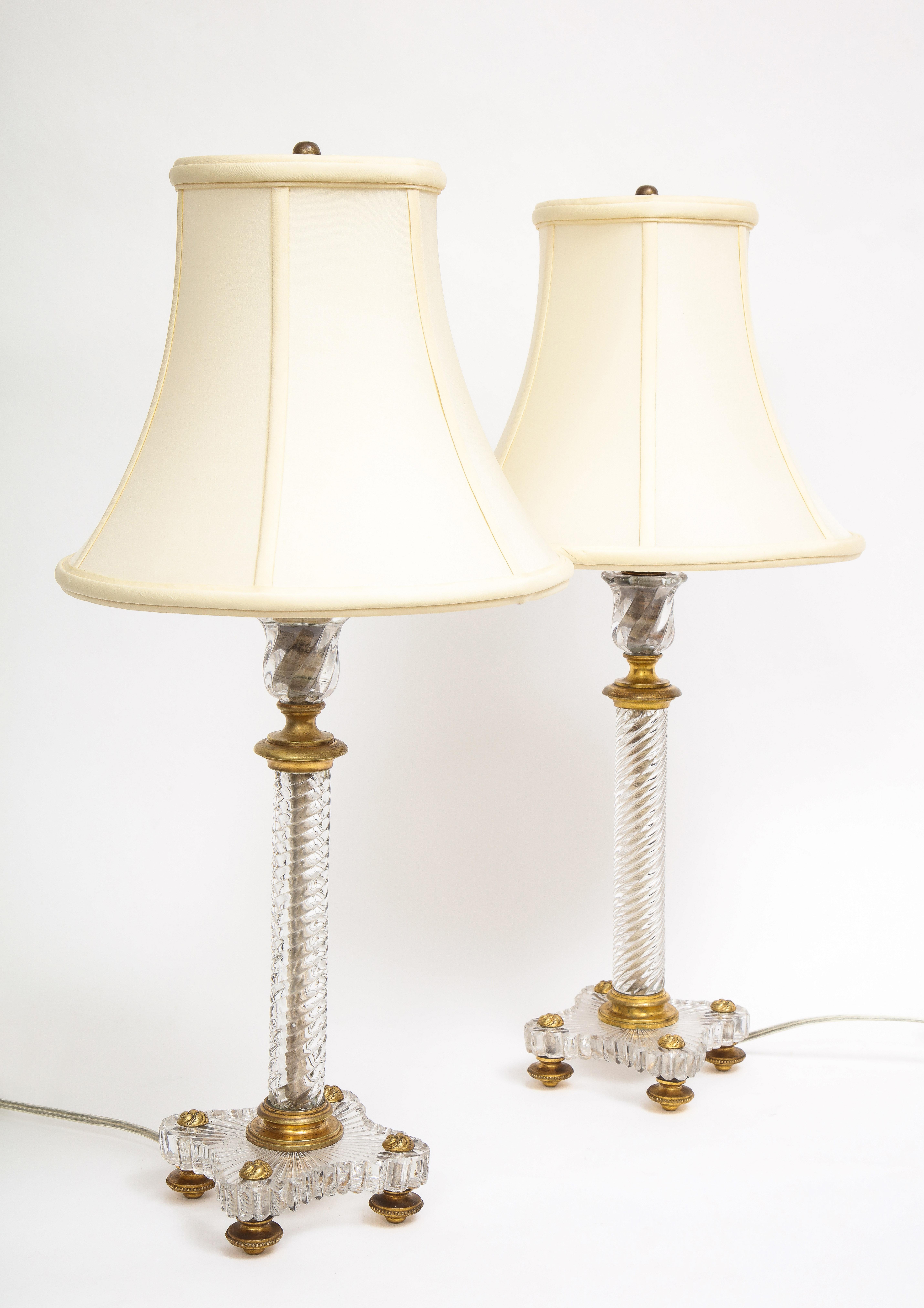 Französische Dore-Bronze-Lampe Baccarat im Louis-XVI.-Stil des 19. Jahrhunderts im Zustand „Gut“ im Angebot in New York, NY