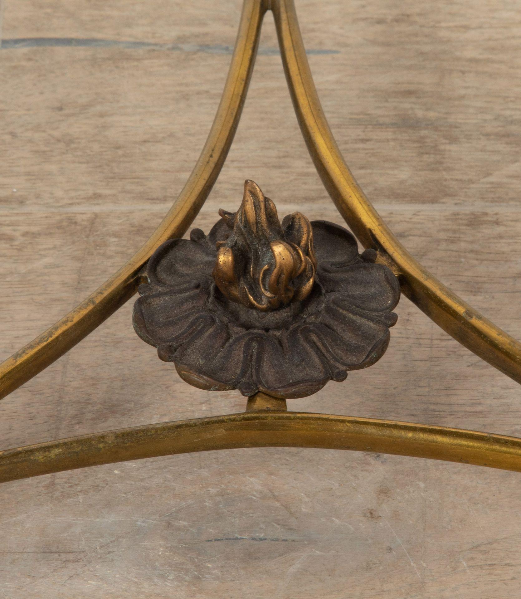 Paire de guéridons de style Louis XVI du 19ème siècle en bronze doré en vente 4