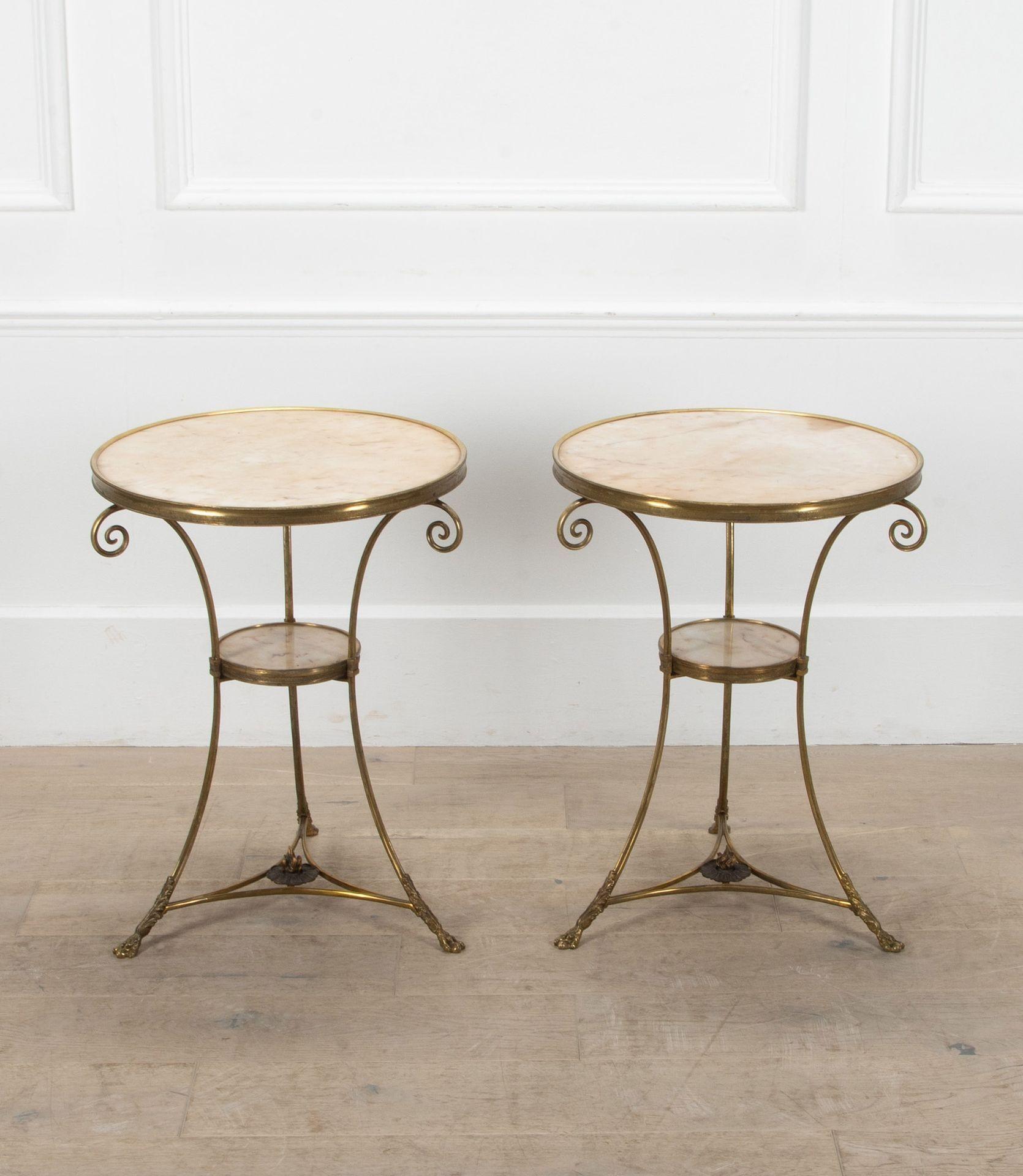 Très élégante paire de gueridons ou tables d'appoint de la fin du XIXe siècle, de style Louis XVI, en bronze doré et laiton laqué.
Chacun d'eux est doté d'un plateau circulaire en albâtre et d'un étage inférieur conforme.
Les brancards sont centrés