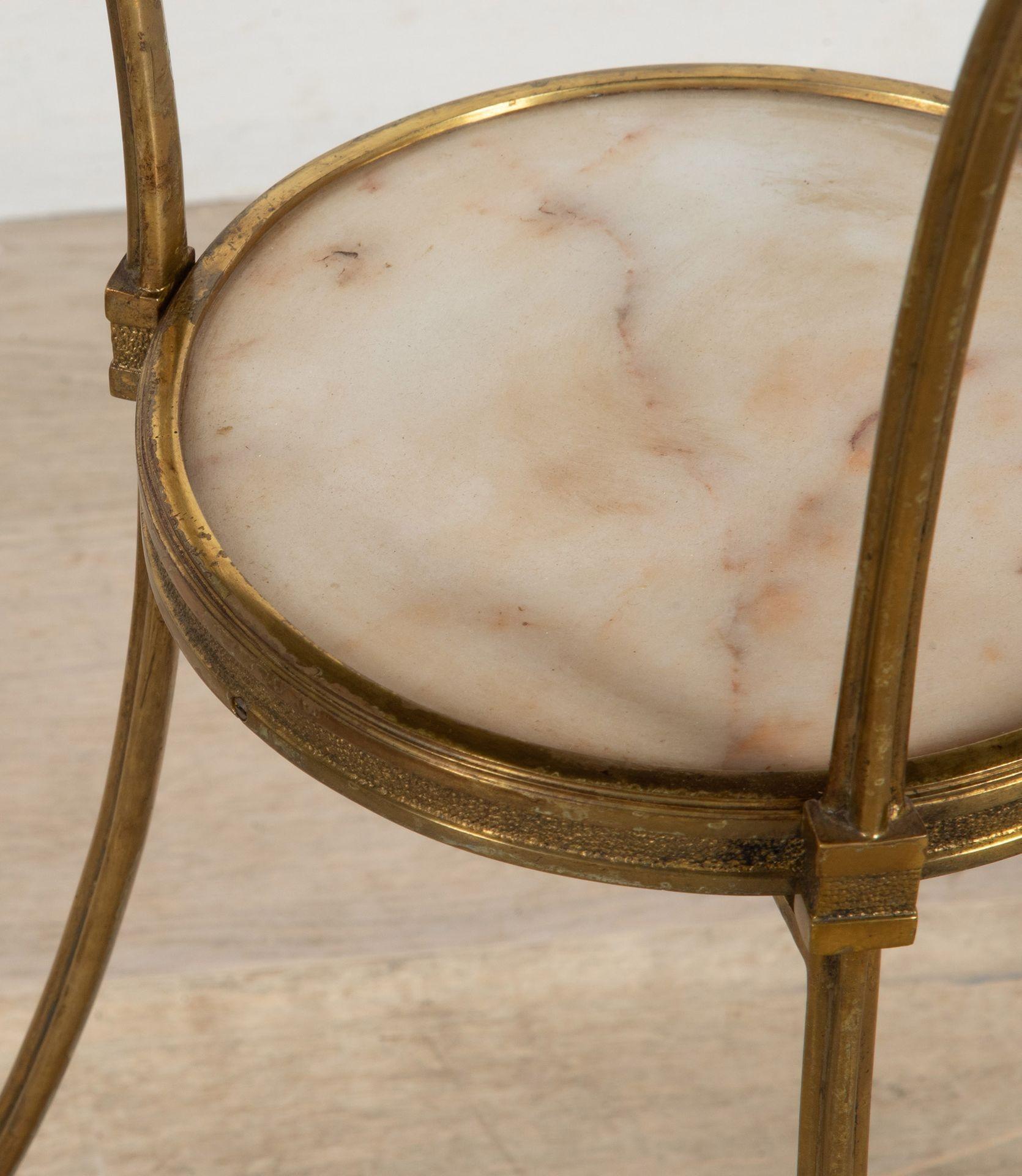 XIXe siècle Paire de guéridons de style Louis XVI du 19ème siècle en bronze doré en vente