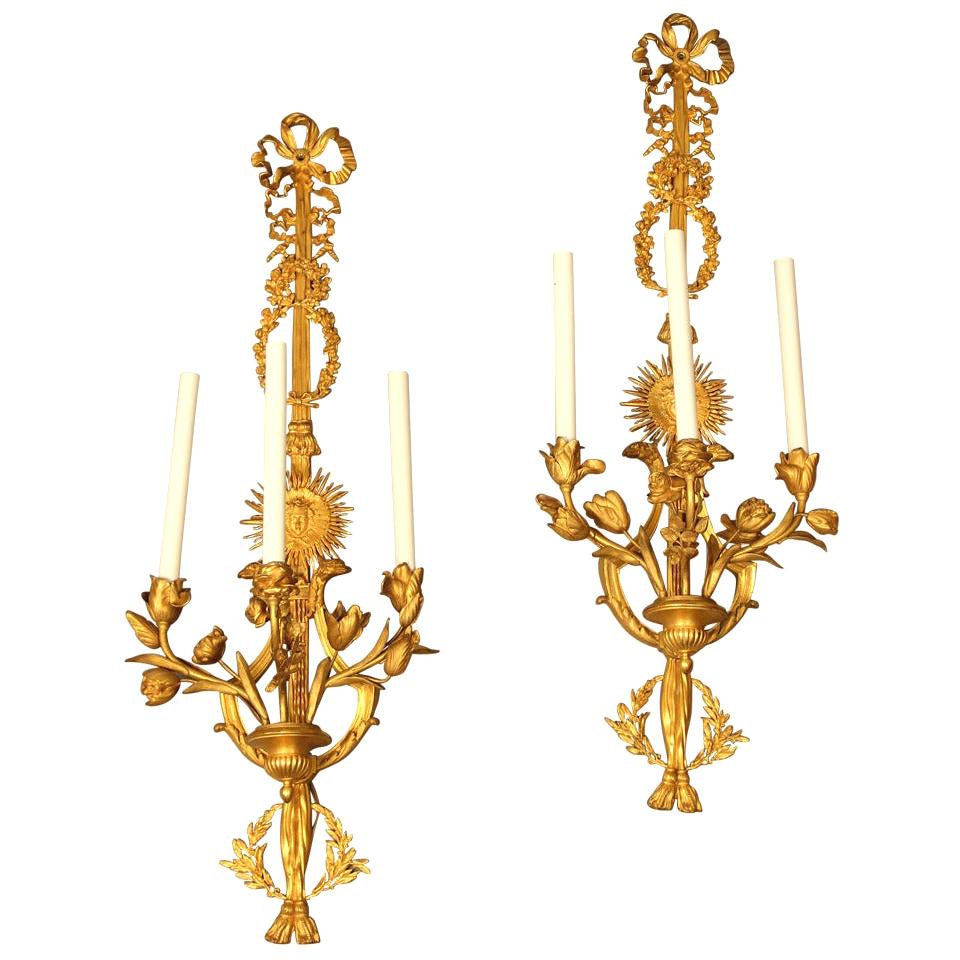 Superbe paire d'appliques de style Louis XVI du 19ème siècle en bronze doré