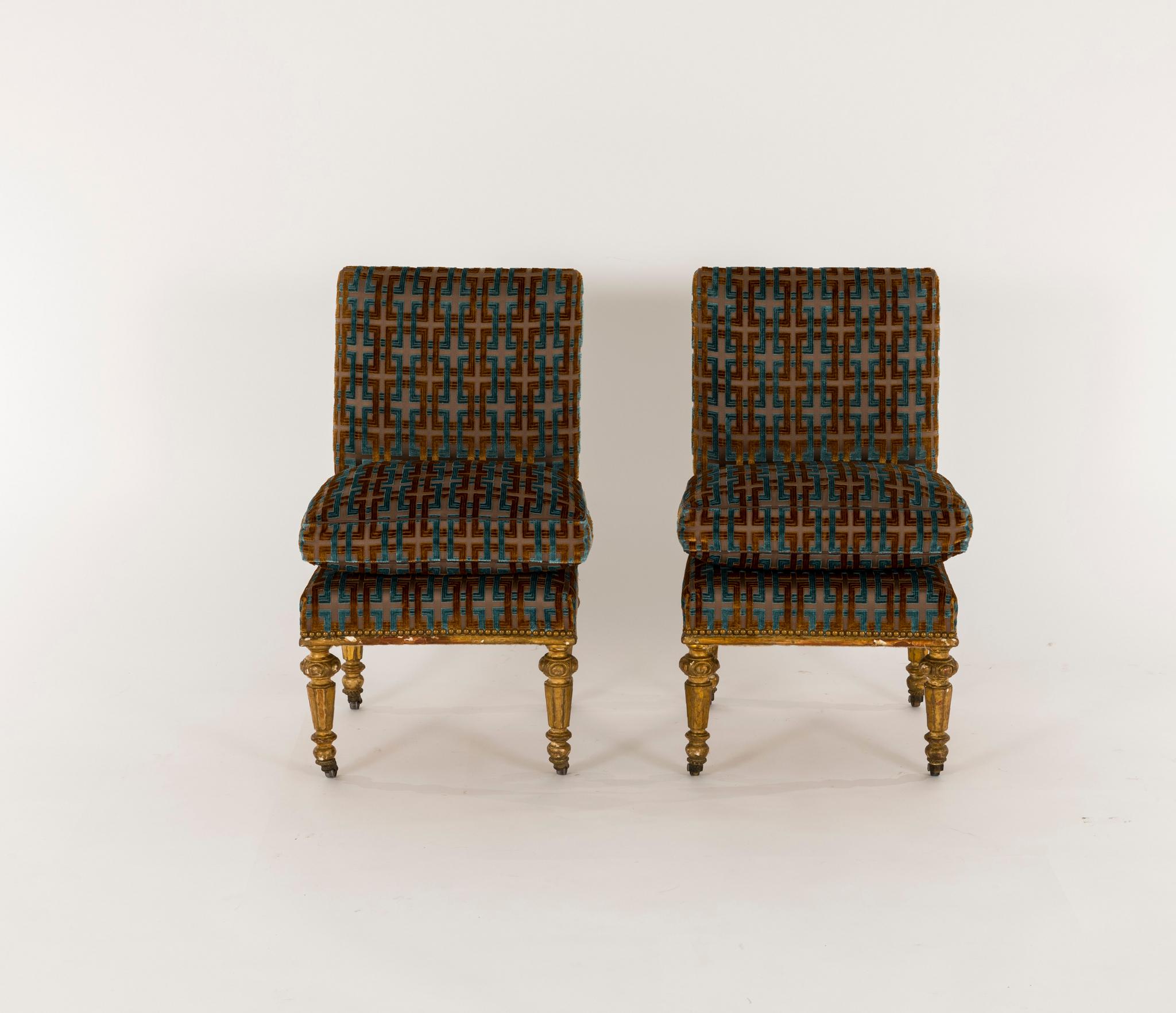 Una straordinaria sedia in legno dorato Napoleone III su rotelle, rivestita di recente in velluto a catena intrecciata, finiture in pelle color cioccolato, dettagli in testa di chiodo e cuscino in piuma d'oca. Il tessuto è un velluto color cognac e