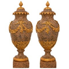 Pareja de urnas con tapa de granito y ormolina estilo Luis XVI del siglo XIX