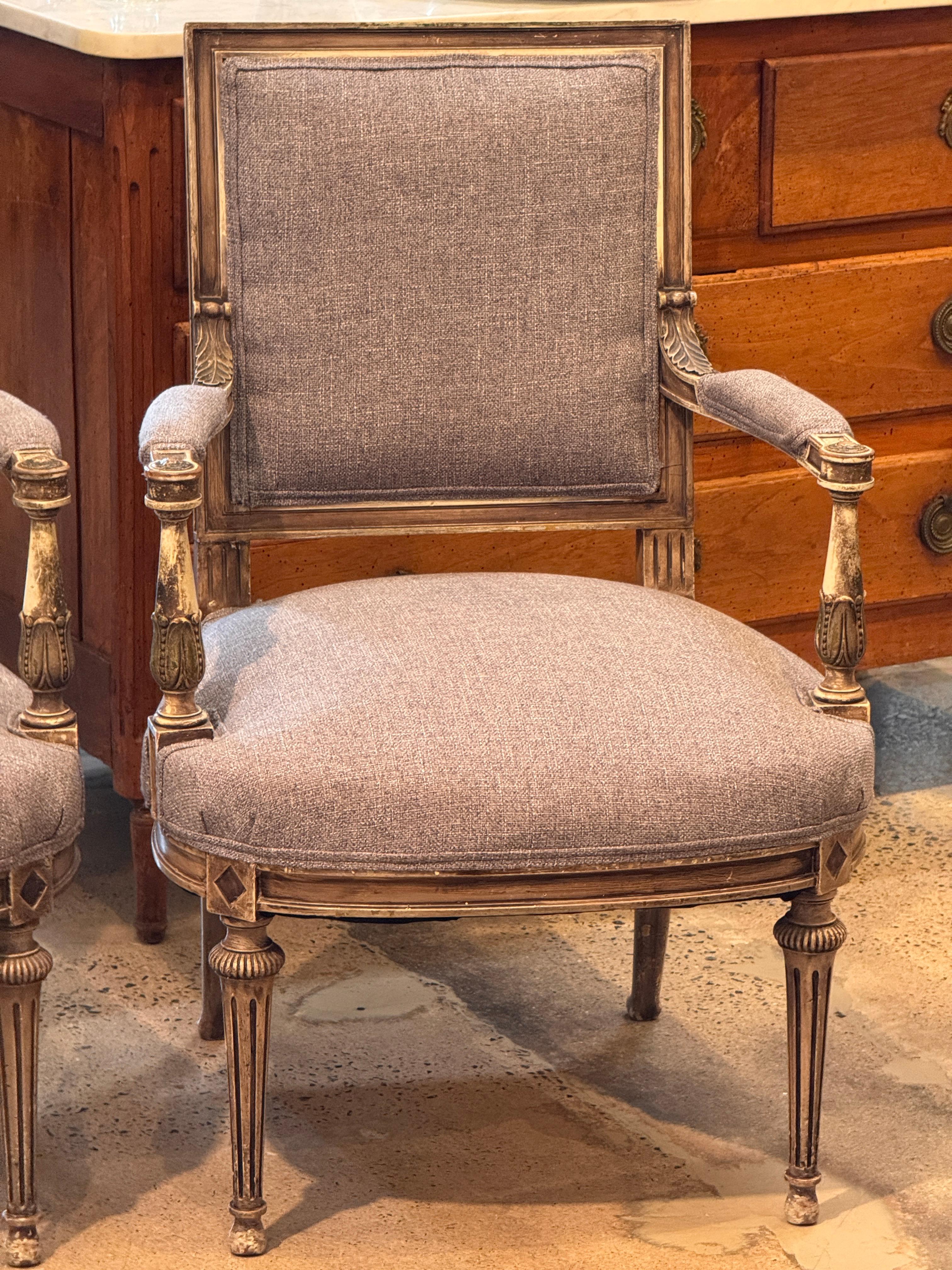 Paar graue Fauteuils im Louis-XVI-Stil des 19. im Zustand „Gut“ in Charlottesville, VA