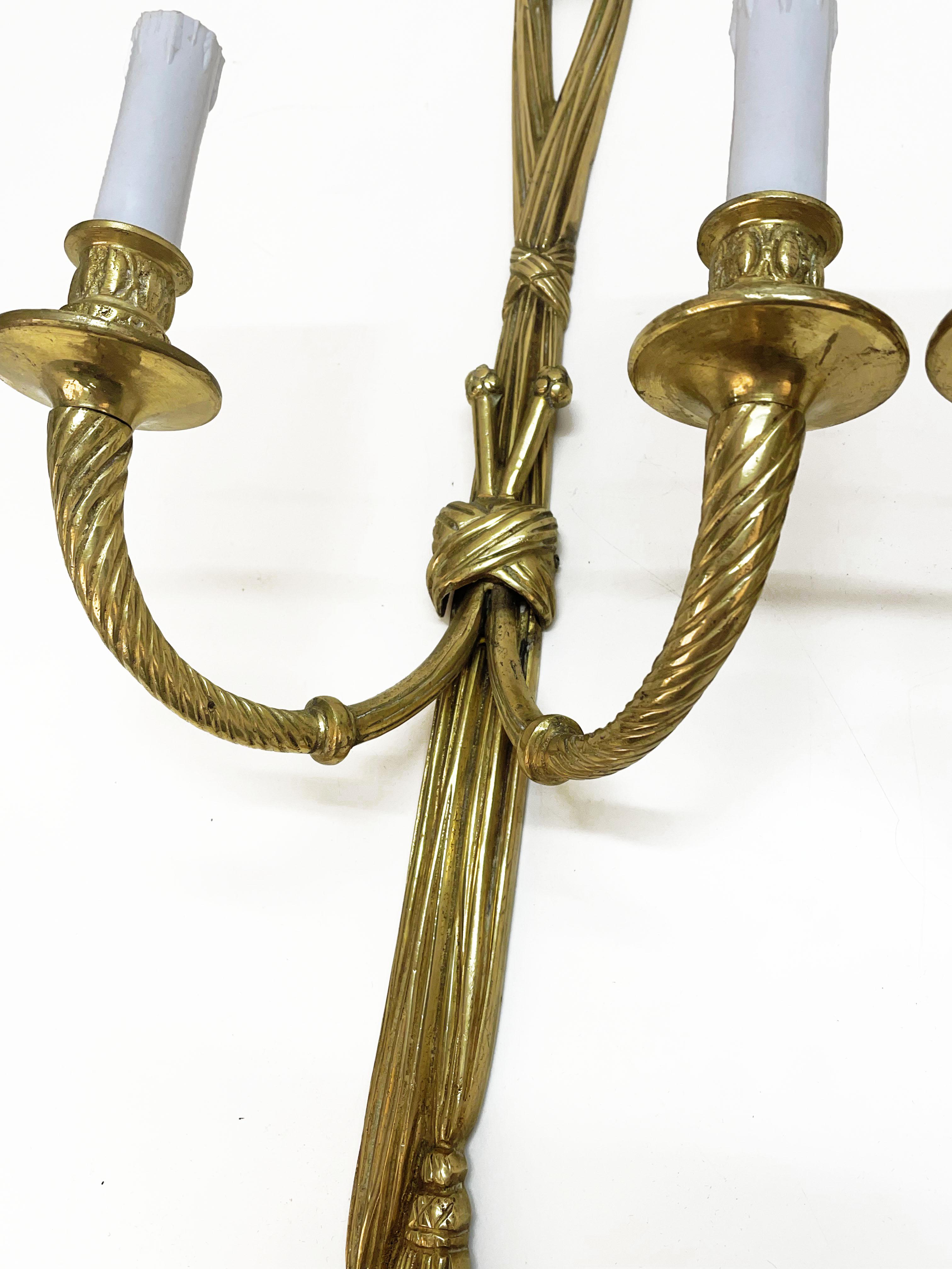 Paire d'appliques murales à bougies de style Louis XVI du 19ème siècle avec application de nœuds et de glands en vente 12
