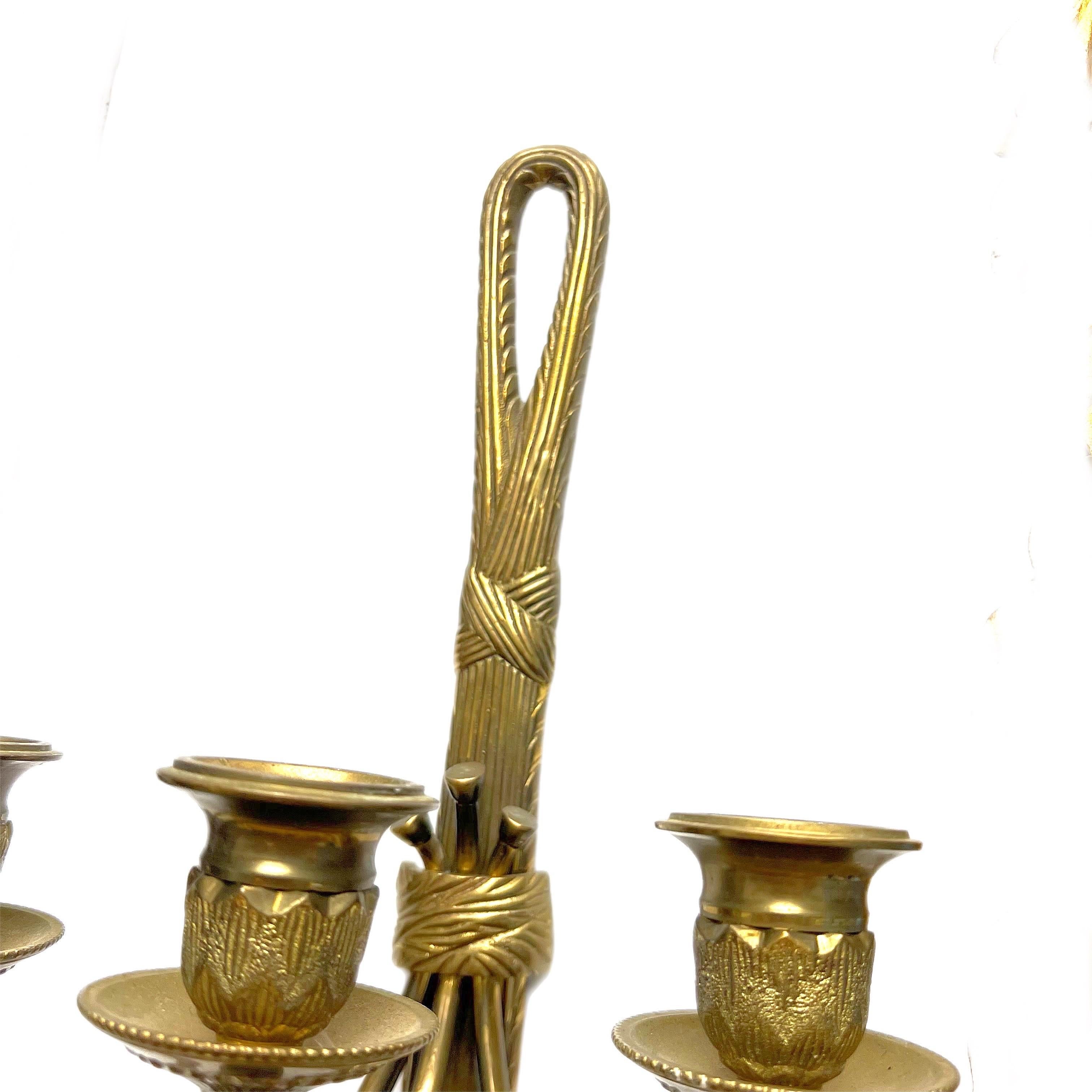 Pareja de candelabros de pared de estilo Luis XVI del siglo XIX con nudos y adornos de borlas Francés en venta