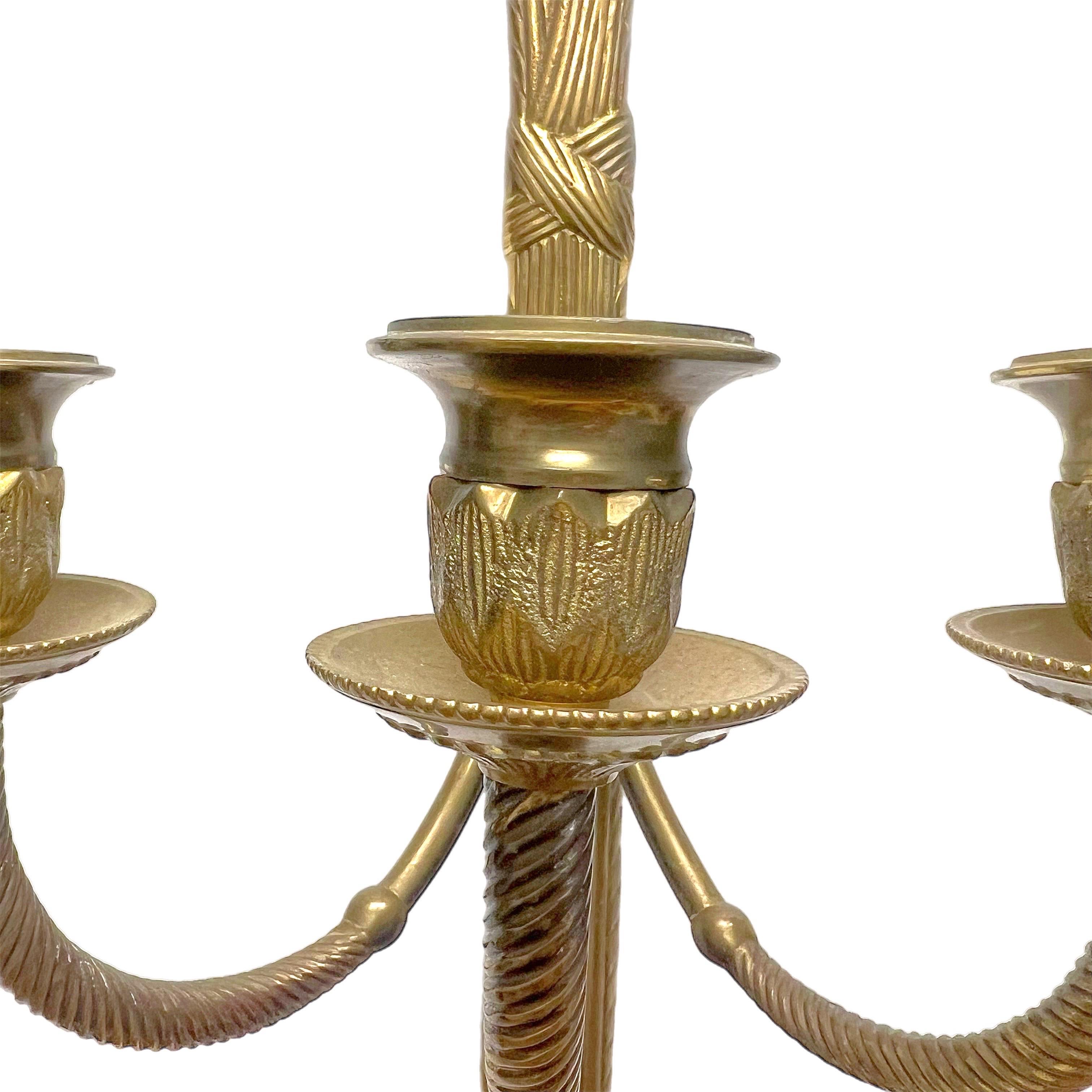 Pareja de candelabros de pared de estilo Luis XVI del siglo XIX con nudos y adornos de borlas en Bueno estado para la venta en Charleston, SC