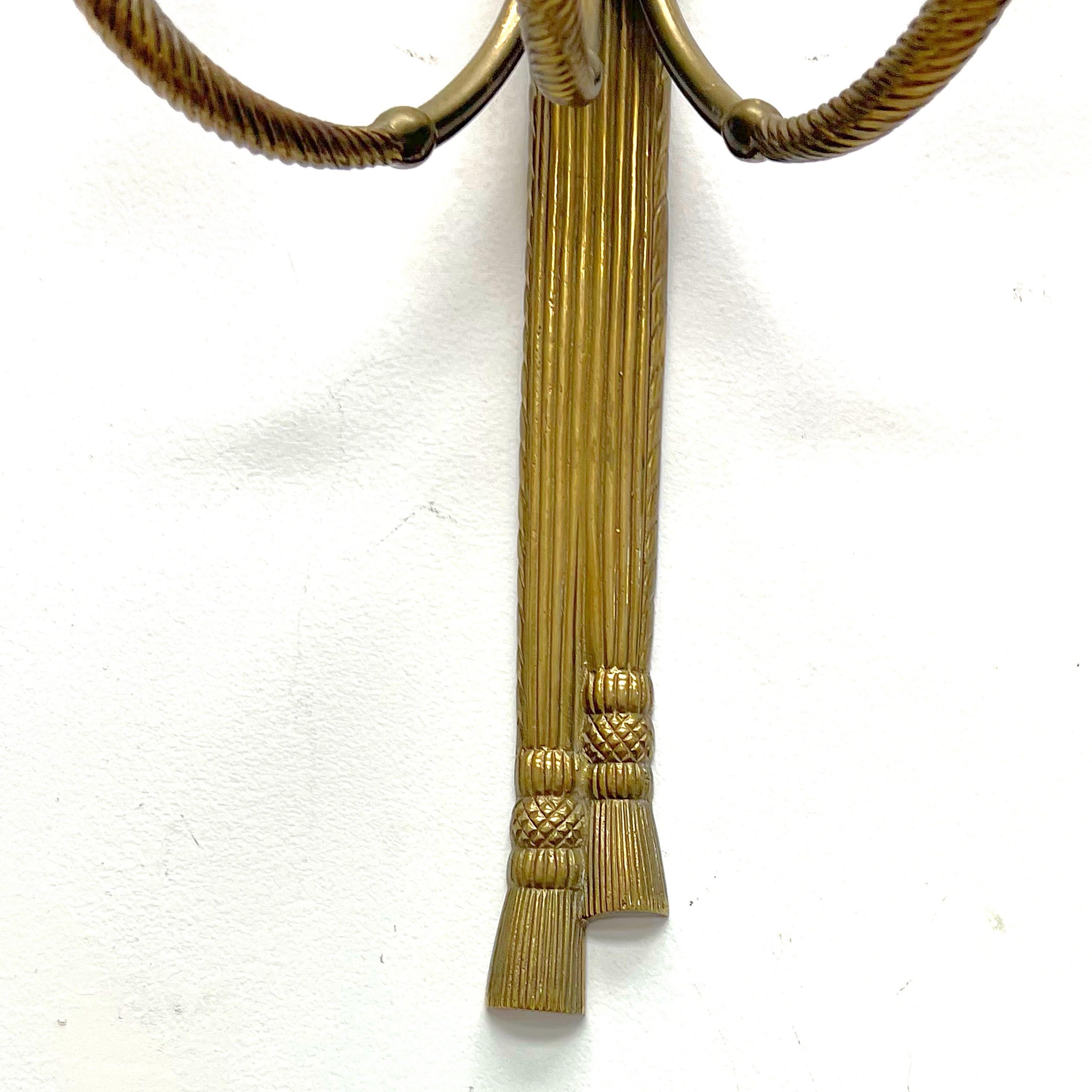 Pareja de candelabros de pared de estilo Luis XVI del siglo XIX con nudos y adornos de borlas Latón en venta