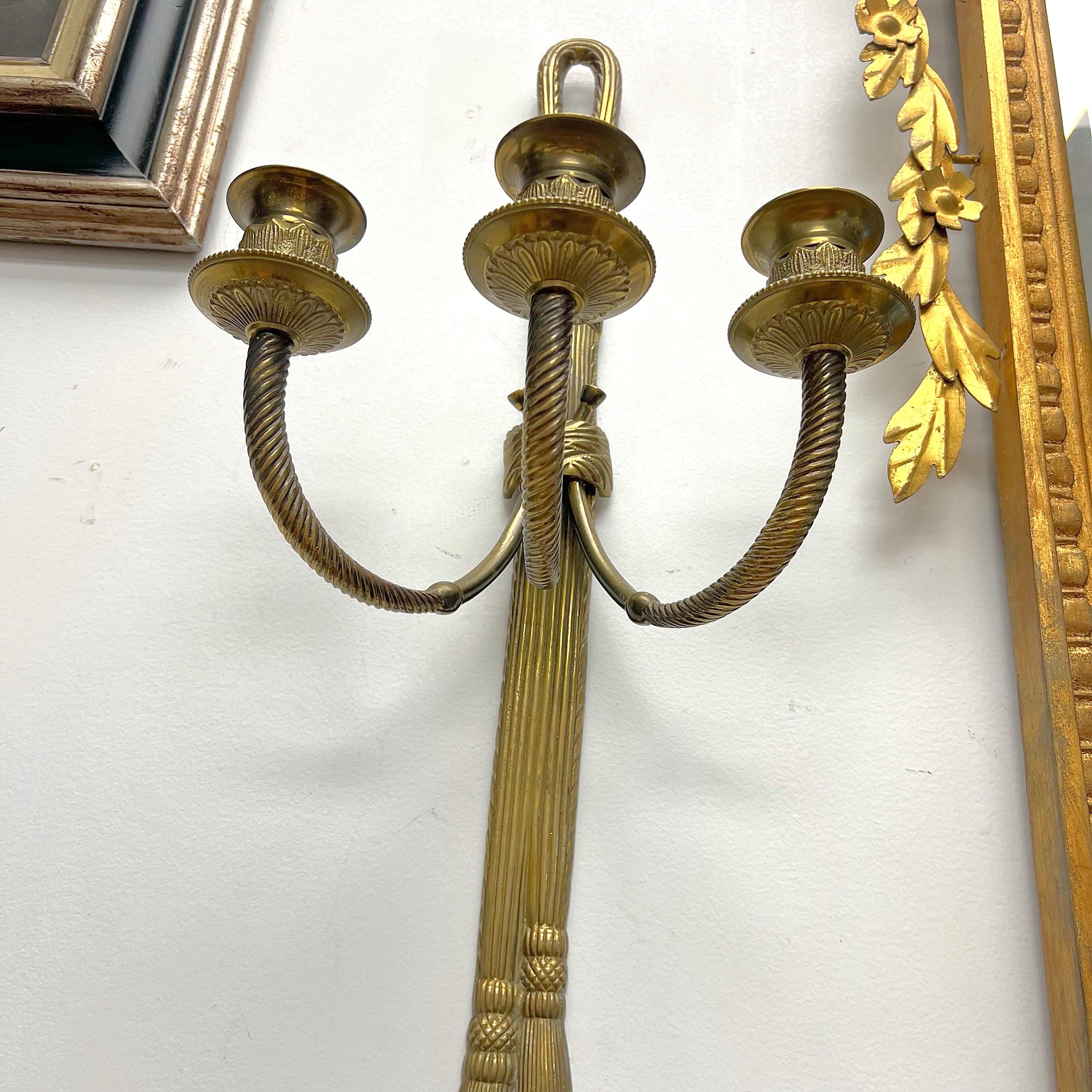Pareja de candelabros de pared de estilo Luis XVI del siglo XIX con nudos y adornos de borlas en venta 1