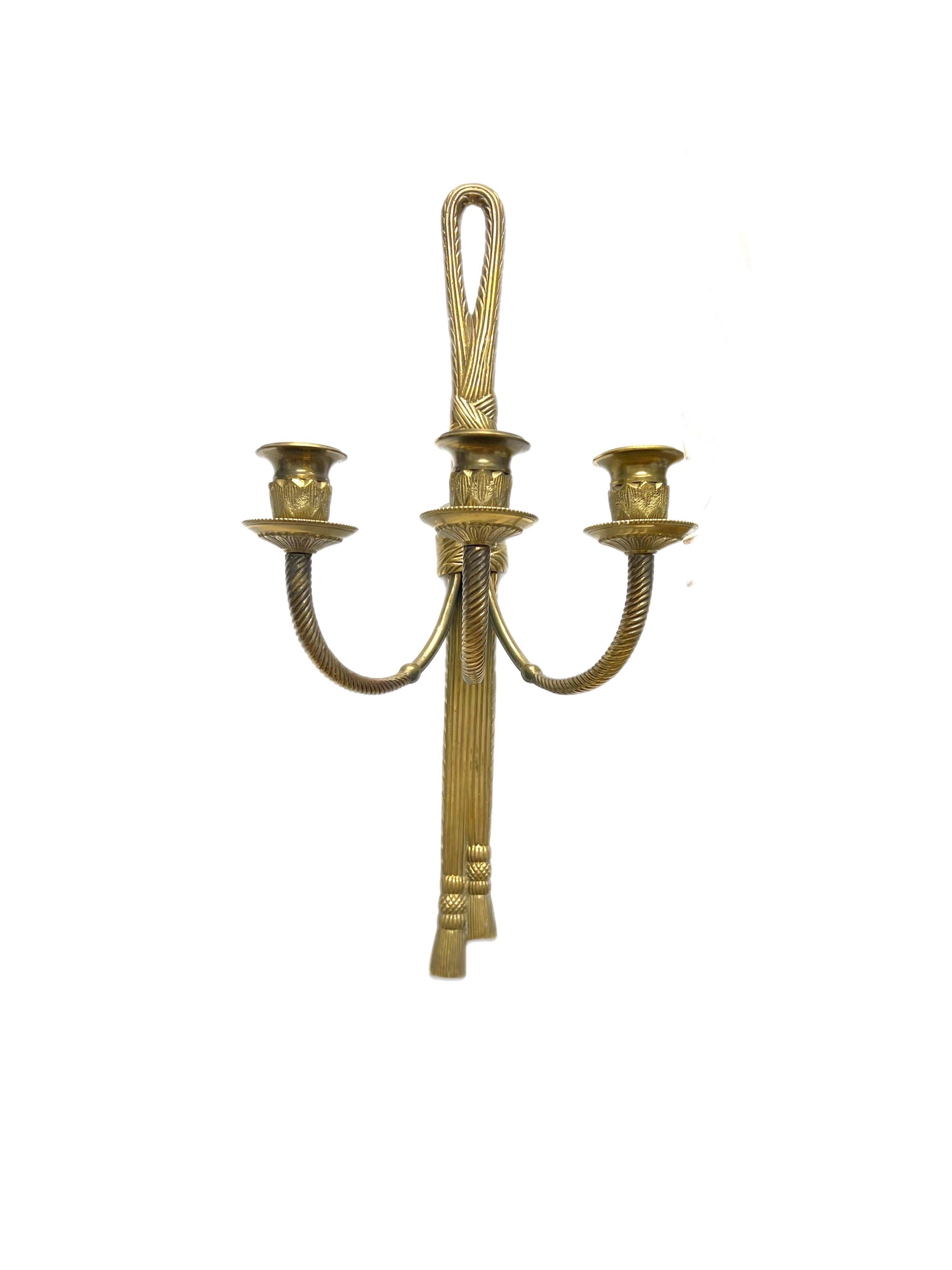 Pareja de candelabros de pared de estilo Luis XVI del siglo XIX con nudos y adornos de borlas en venta 2