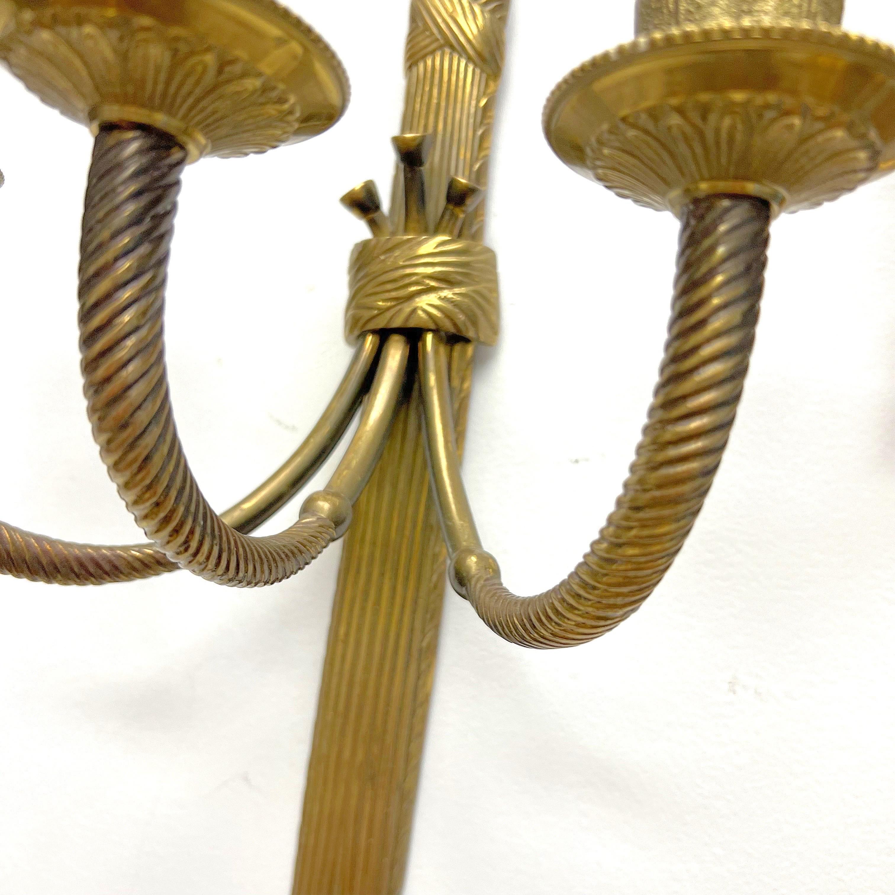 Pareja de candelabros de pared de estilo Luis XVI del siglo XIX con nudos y adornos de borlas en venta 3