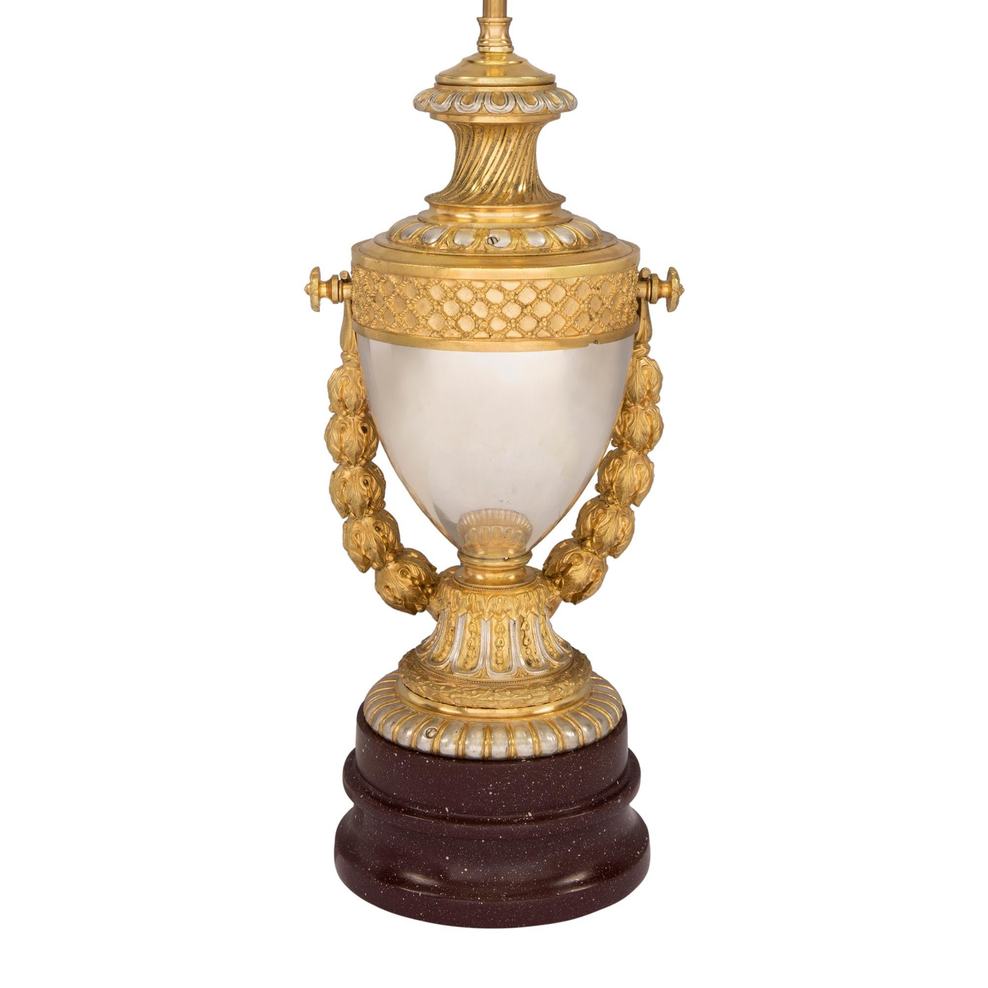 Lampen aus Goldbronze, Bronze und Kunstmarmor im Louis-XVI-Stil des 19. Jahrhunderts, Paar (Französisch) im Angebot
