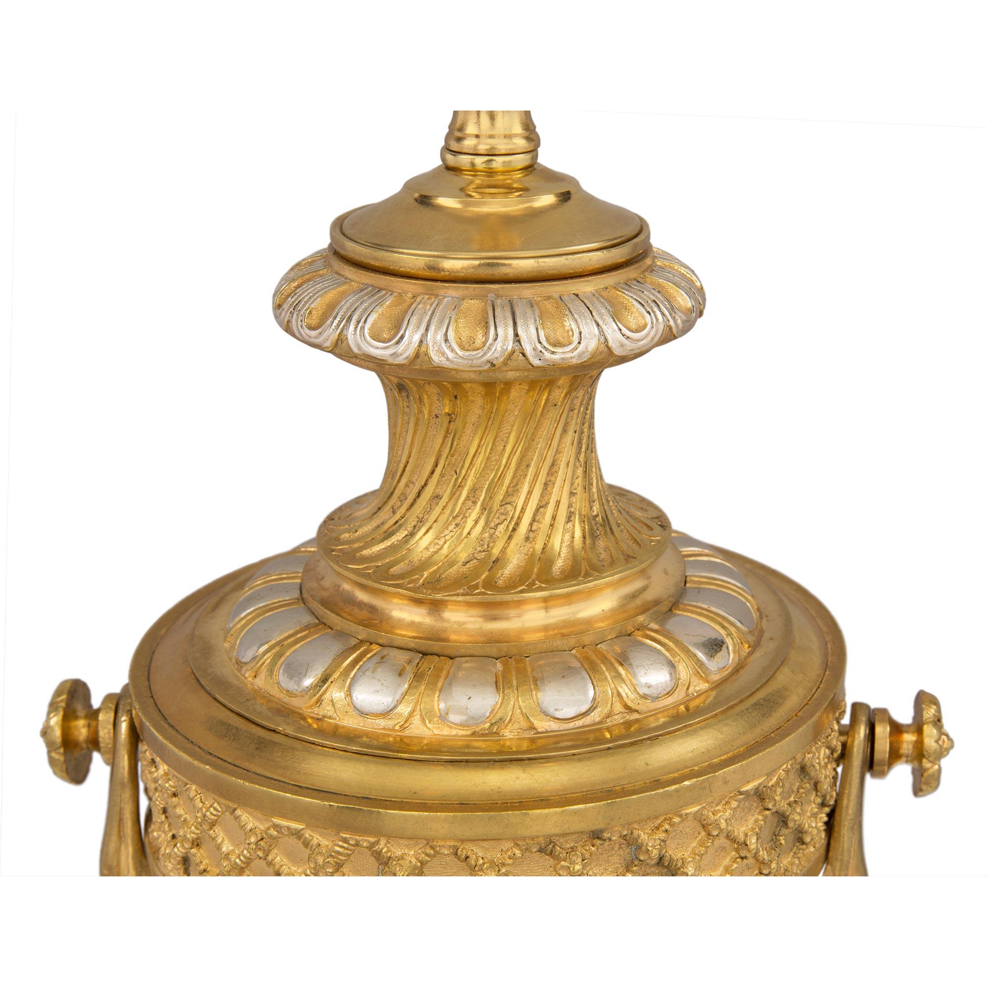 Lampen aus Goldbronze, Bronze und Kunstmarmor im Louis-XVI-Stil des 19. Jahrhunderts, Paar (Versilbert) im Angebot