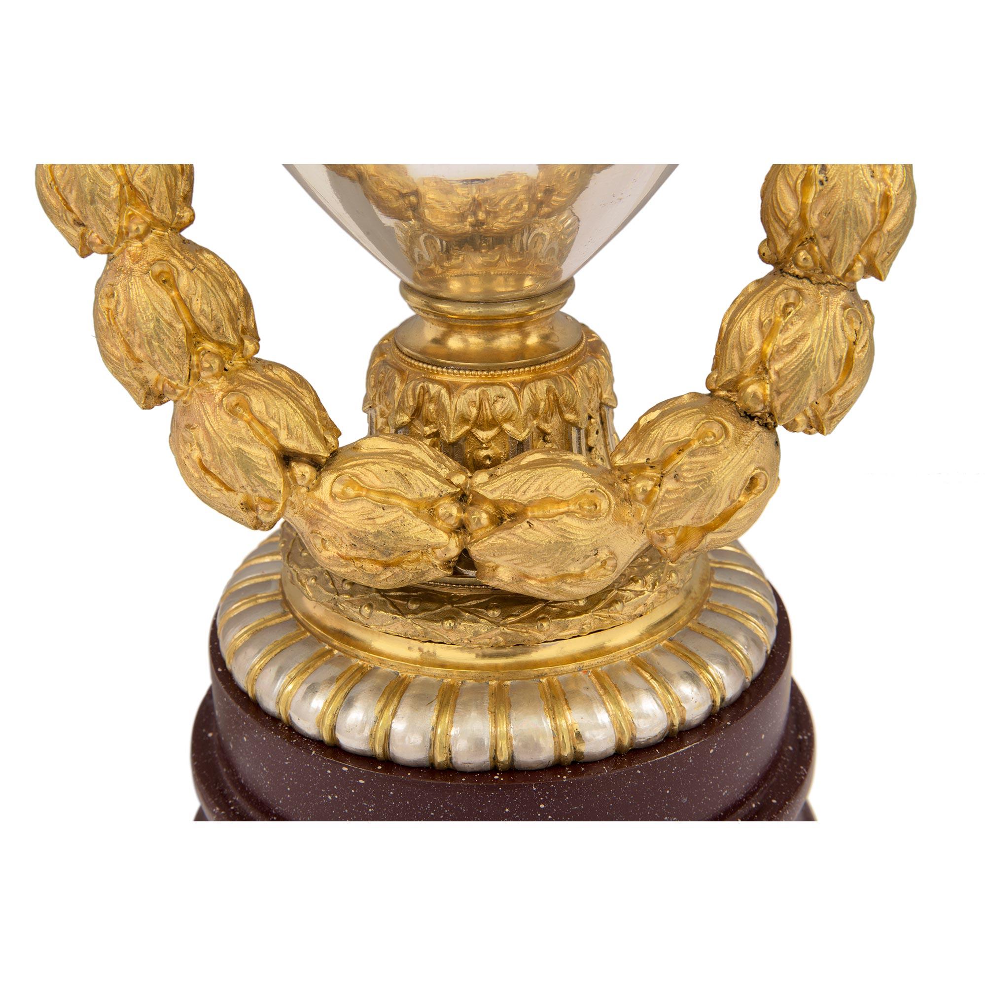 Lampen aus Goldbronze, Bronze und Kunstmarmor im Louis-XVI-Stil des 19. Jahrhunderts, Paar im Angebot 1