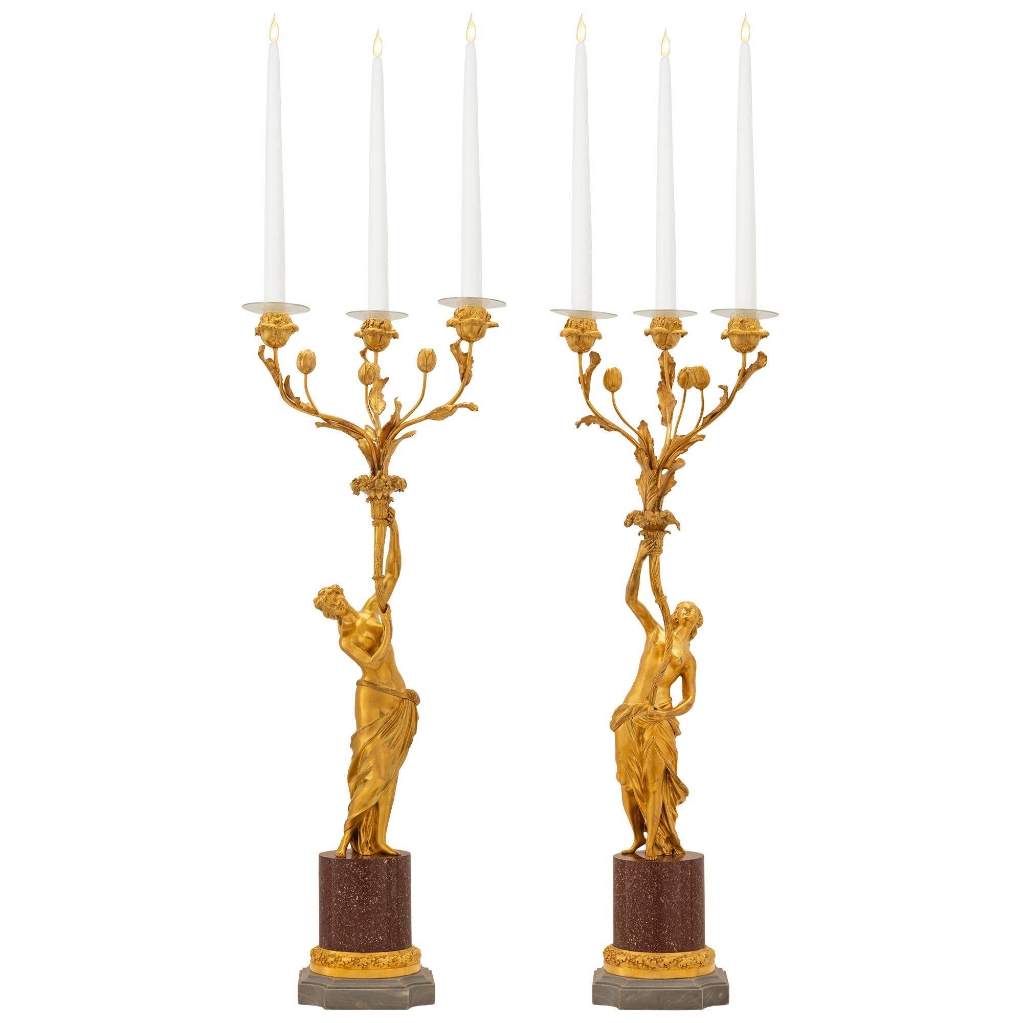 Paire de candélabres de style Louis XVI du XIXe siècle en bronze doré, marbre et porphyre en vente 5