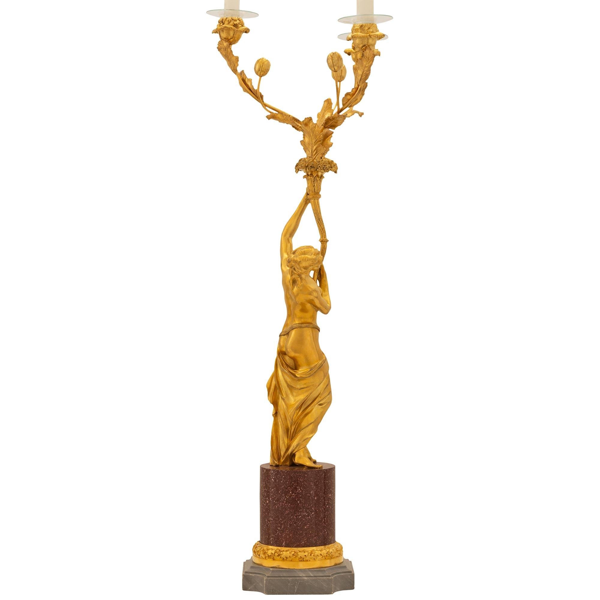 Français Paire de candélabres de style Louis XVI du XIXe siècle en bronze doré, marbre et porphyre en vente
