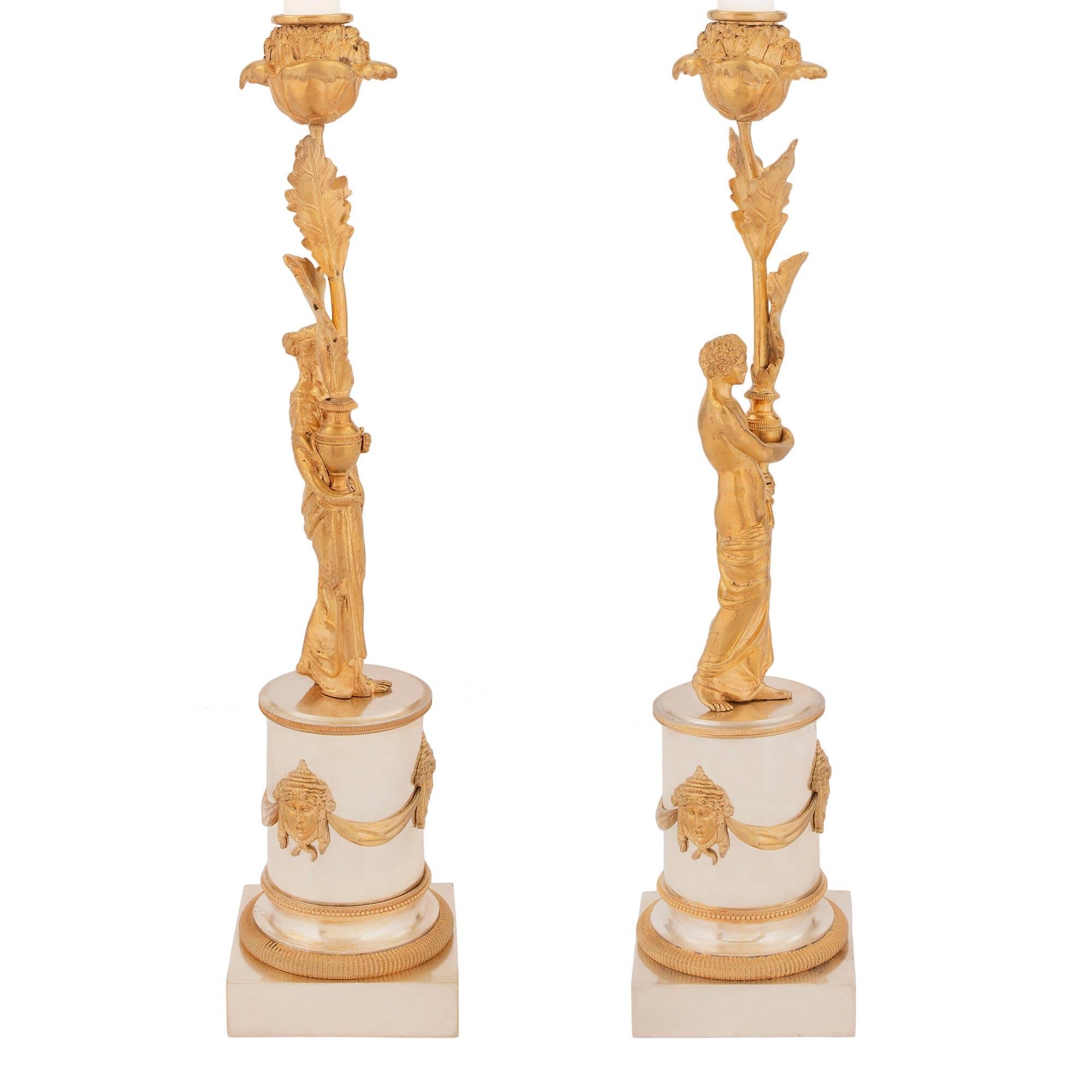 Paar Kerzenständer aus versilberter Bronze und Goldbronze im Louis-XVI-Stil des 19. Jahrhunderts (Louis XVI.) im Angebot